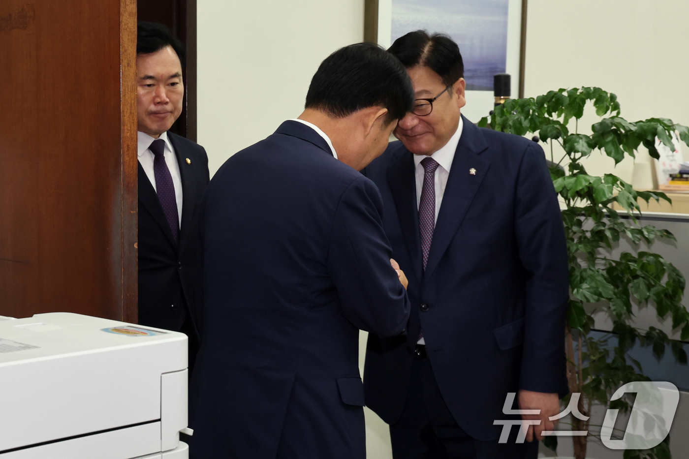 (서울=뉴스1) 황기선 기자 = '멱살 소동'을 일으킨 권영진 국민의힘 의원이 27일 오전 서울 여의도 국회 국민의힘 원내대표실에서 정점식 원내대표와 면담 후 악수를 나누고 있다. …