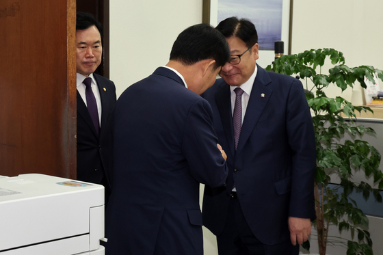 정점식 원내대표, '멱살 소동' 권영진 의원 면담