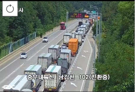 중부내륙고속도 남김천IC 인근  25톤 화물차 화재…차량 정체