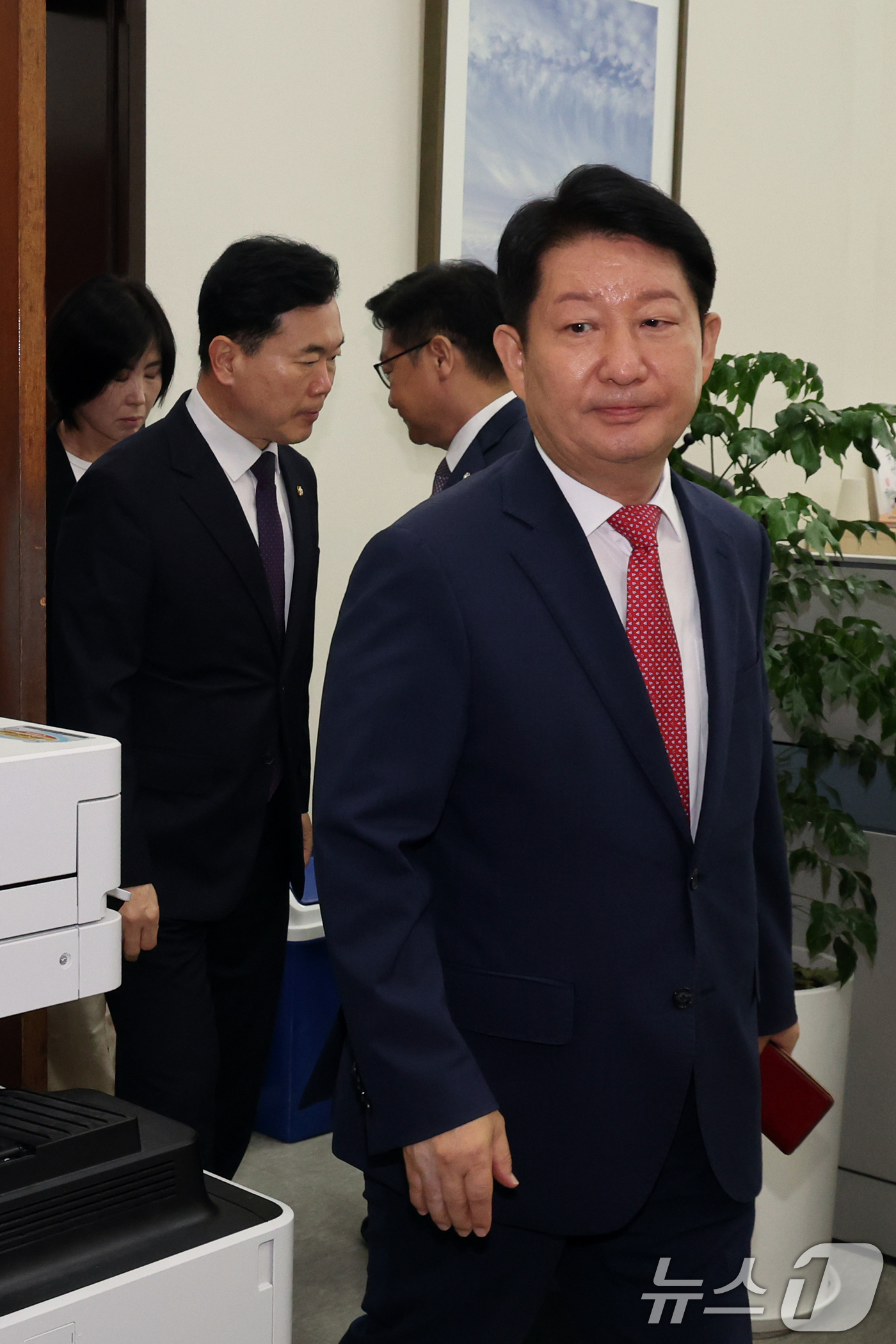 (서울=뉴스1) 황기선 기자 = '멱살 소동'을 일으킨 권영진 국민의힘 의원이 27일 오전 서울 여의도 국회 국민의힘 원내대표실에서 정점식 원내대표와 면담 후 대표실을 나서고 있다 …
