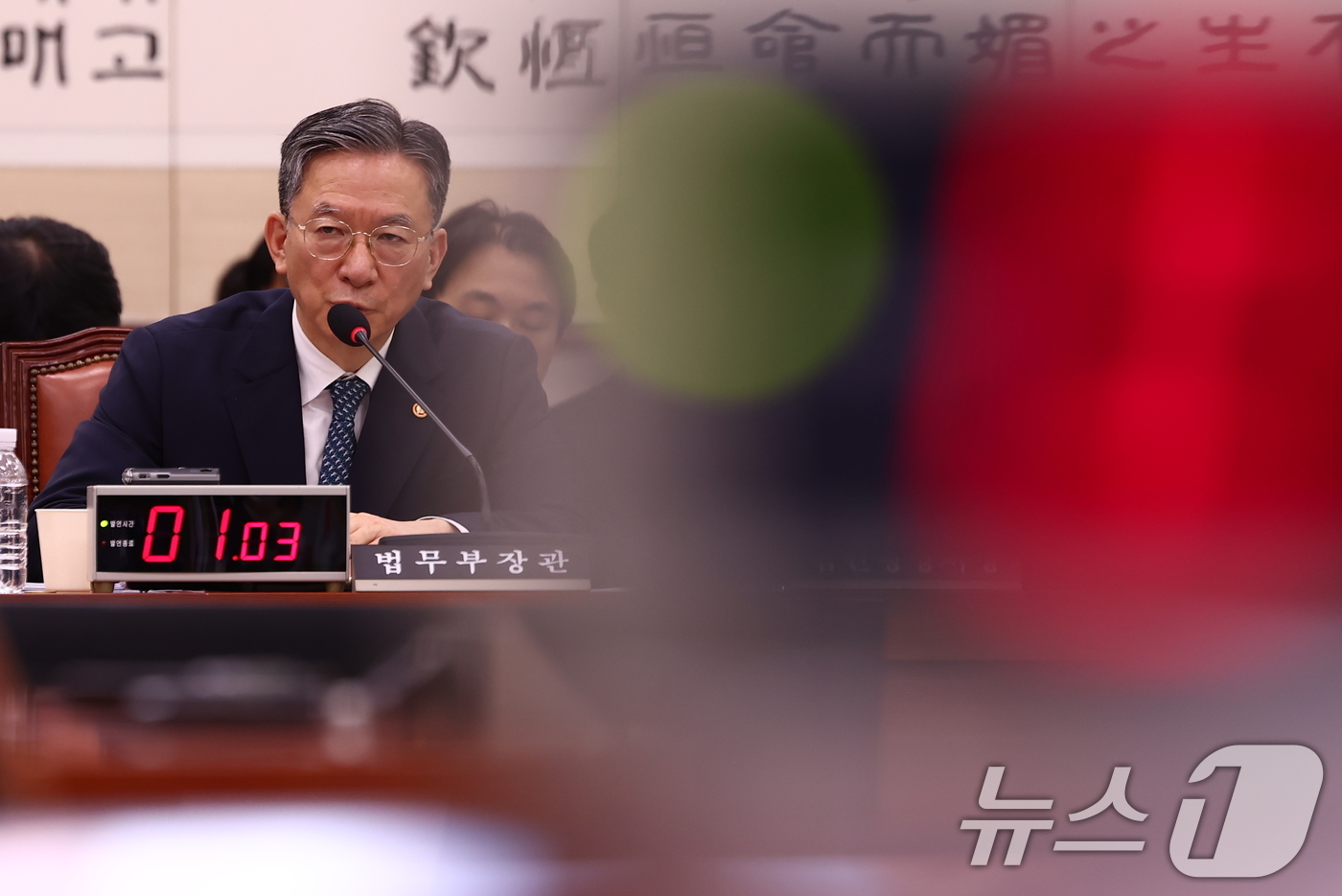 (서울=뉴스1) 김민지 기자 = 정성호 법무부 장관이 27일 오전 서울 여의도 국회에서 열린 법제사법위원회 전체회의에서 의원 질의에 답변하고 있다.