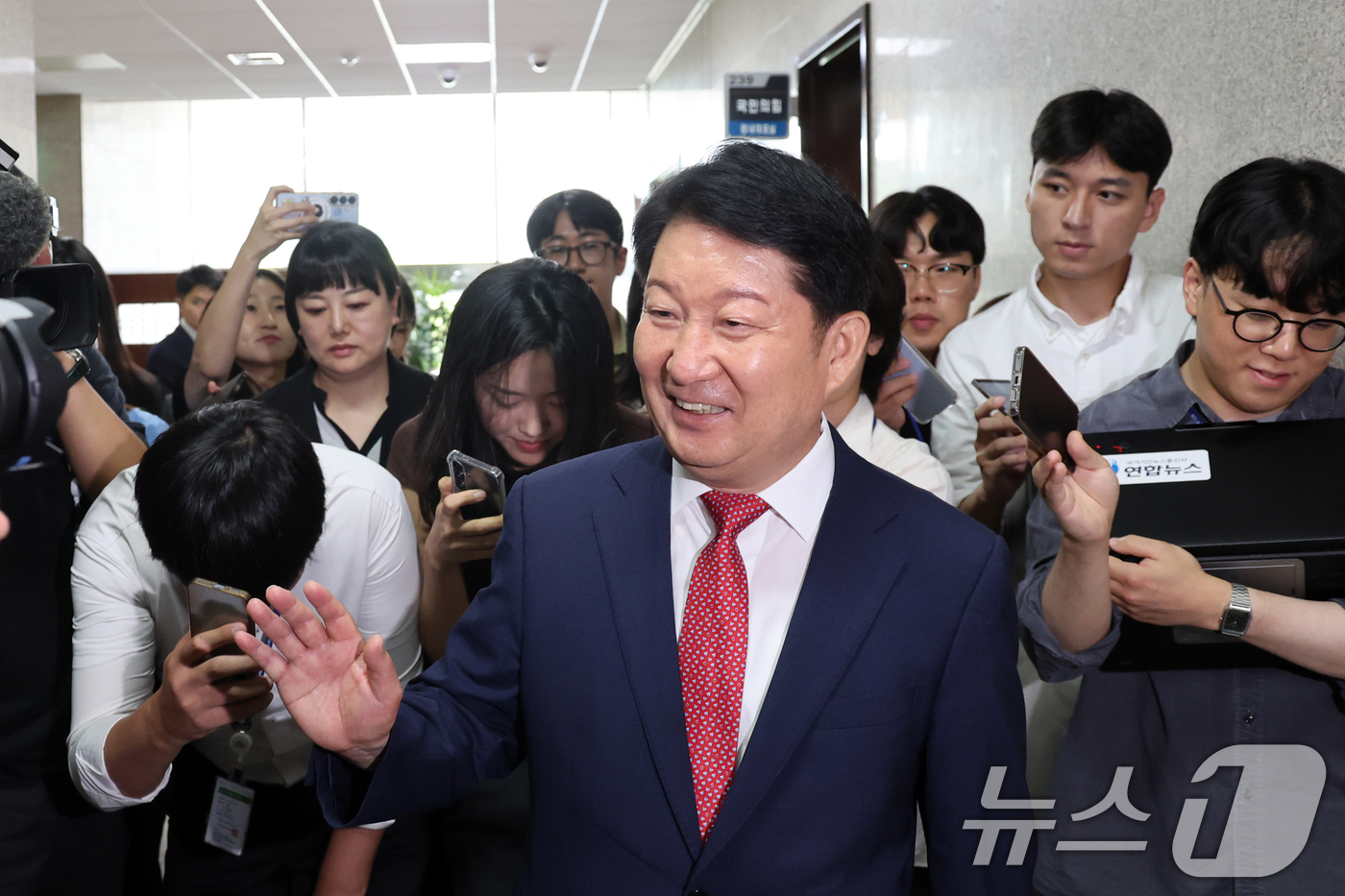 (서울=뉴스1) 황기선 기자 = '멱살 소동'을 일으킨 권영진 국민의힘 의원이 27일 오전 서울 여의도 국회 국민의힘 원내대표실에서 정점식 원내대표와 면담 후 대표실을 나서고 있다 …