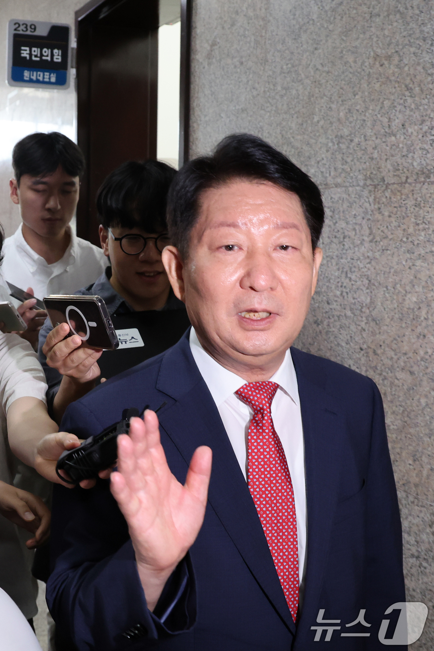 (서울=뉴스1) 황기선 기자 = '멱살 소동'을 일으킨 권영진 국민의힘 의원이 27일 오전 서울 여의도 국회 국민의힘 원내대표실에서 정점식 원내대표와 면담 후 대표실을 나서고 있다 …