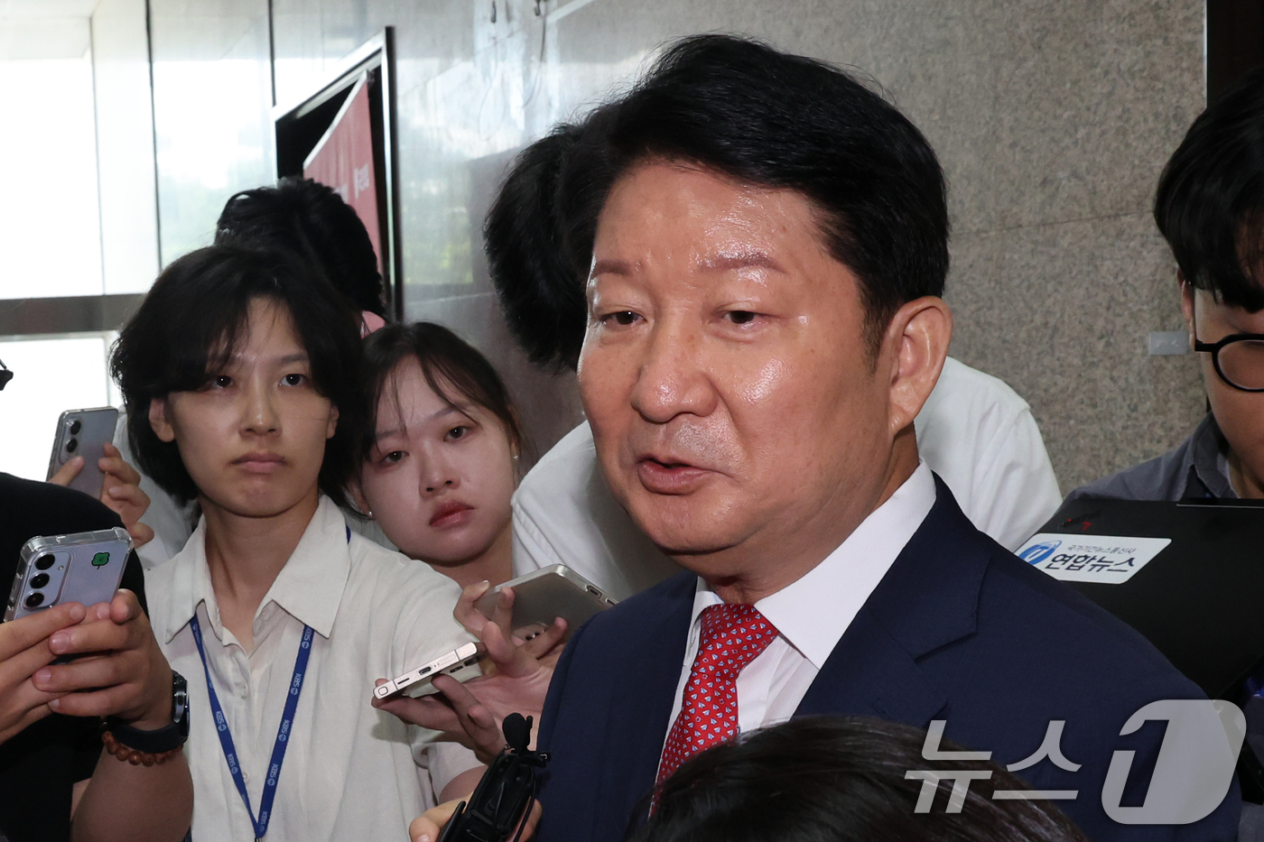 (서울=뉴스1) 황기선 기자 = '멱살 소동'을 일으킨 권영진 국민의힘 의원이 27일 오전 서울 여의도 국회 국민의힘 원내대표실에서 정점식 원내대표와 면담 후 취재진 질문에 답하고 …