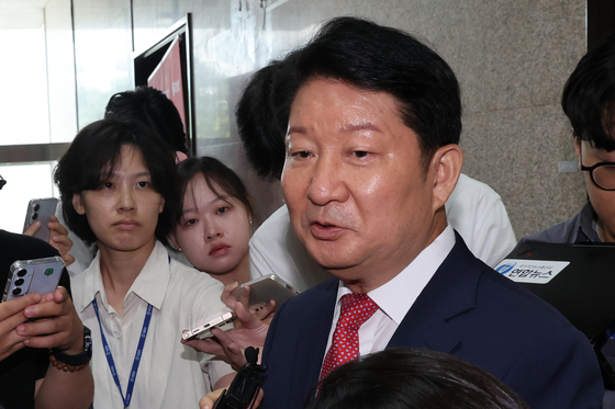 취재진 질문에 답하는 권영진 의원