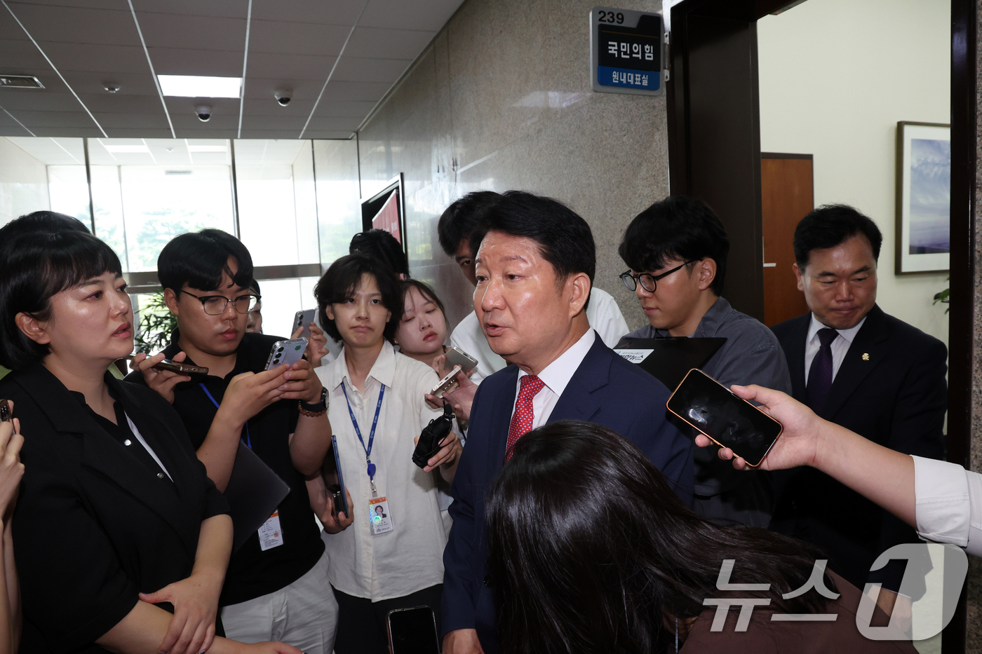(서울=뉴스1) 황기선 기자 = '멱살 소동'을 일으킨 권영진 국민의힘 의원이 27일 오전 서울 여의도 국회 국민의힘 원내대표실에서 정점식 원내대표와 면담 후 취재진 질문에 답하고 …