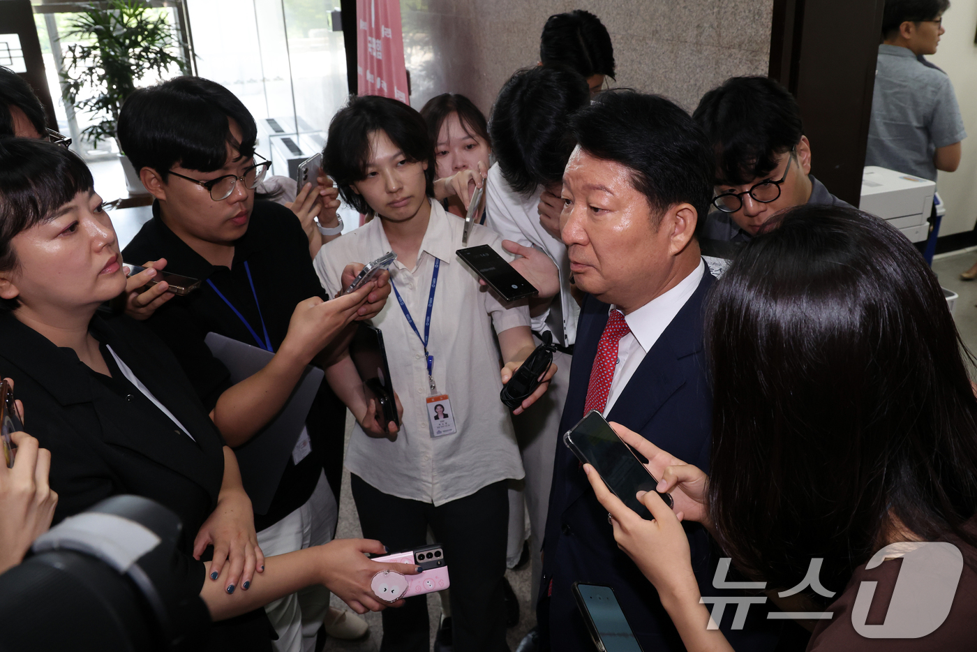 (서울=뉴스1) 황기선 기자 = '멱살 소동'을 일으킨 권영진 국민의힘 의원이 27일 오전 서울 여의도 국회 국민의힘 원내대표실에서 정점식 원내대표와 면담 후 취재진 질문에 답하고 …