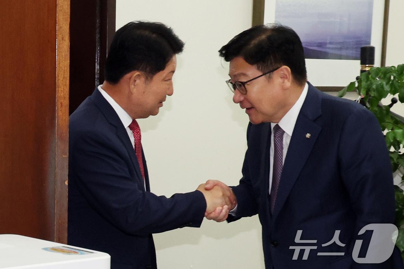 (서울=뉴스1) 황기선 기자 = '멱살 소동'을 일으킨 권영진 국민의힘 의원이 27일 오전 서울 여의도 국회 국민의힘 원내대표실에서 정점식 원내대표와 면담 후 악수를 나누고 있다. …