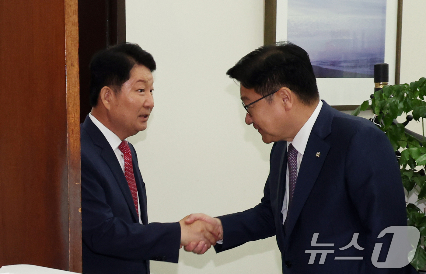 (서울=뉴스1) 황기선 기자 = '멱살 소동'을 일으킨 권영진 국민의힘 의원이 27일 오전 서울 여의도 국회 국민의힘 원내대표실에서 정점식 원내대표와 면담 후 악수를 나누고 있다. …