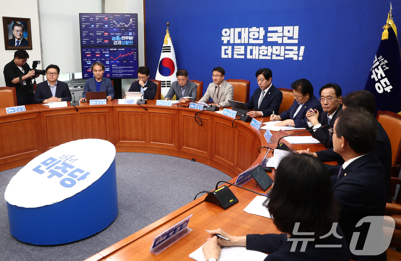 (서울=뉴스1) 김민지 기자 = 한병도 더불어민주당 당대표 직무대행 겸 원내대표가 27일 오전 서울 여의도 국회에서 열린 최고위원회의에서 모두 발언을 하고 있다. 2026.7.27 …