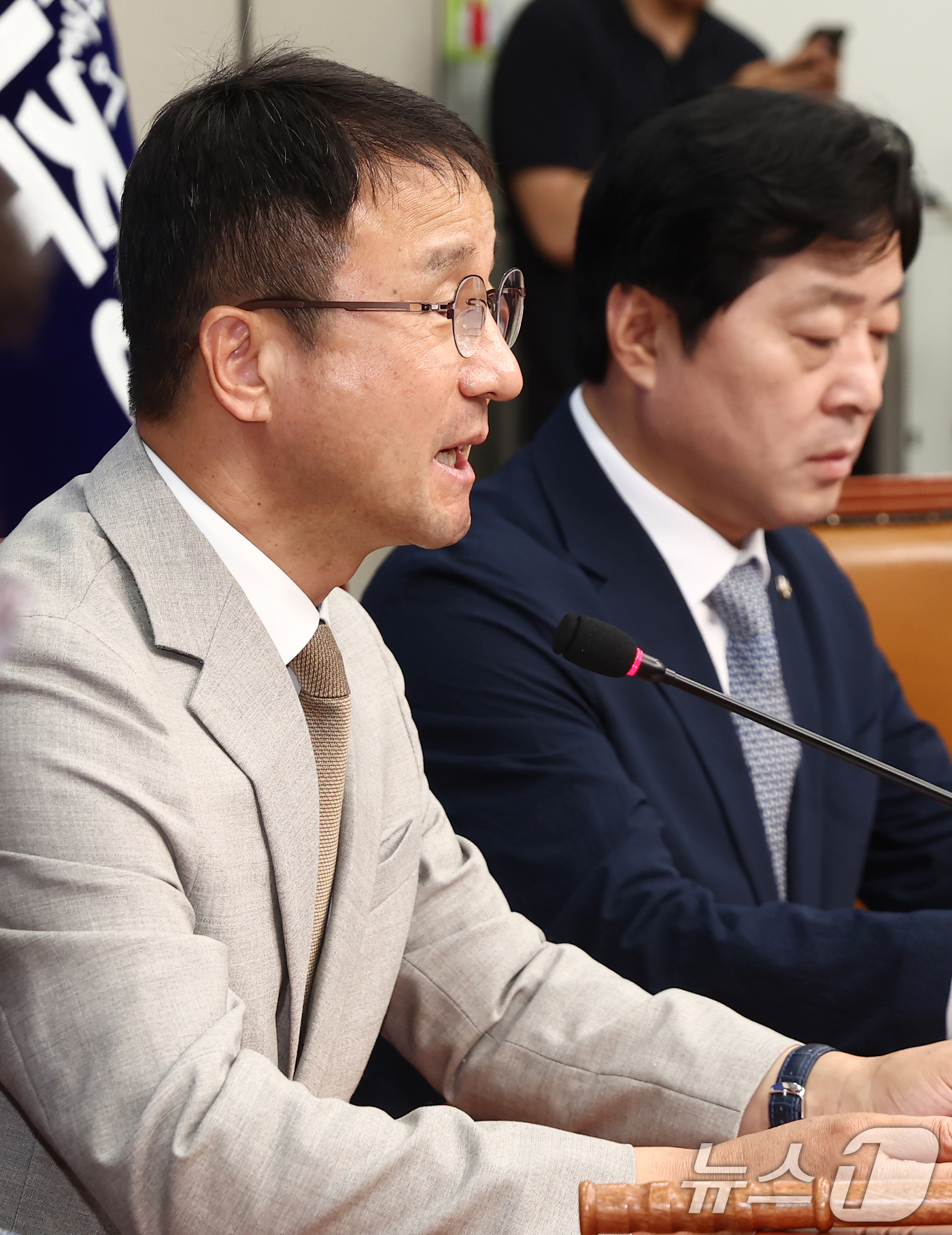 (서울=뉴스1) 김민지 기자 = 한병도 더불어민주당 당대표 직무대행 겸 원내대표가 27일 오전 서울 여의도 국회에서 열린 최고위원회의에서 모두 발언을 하고 있다. 2026.7.27 …