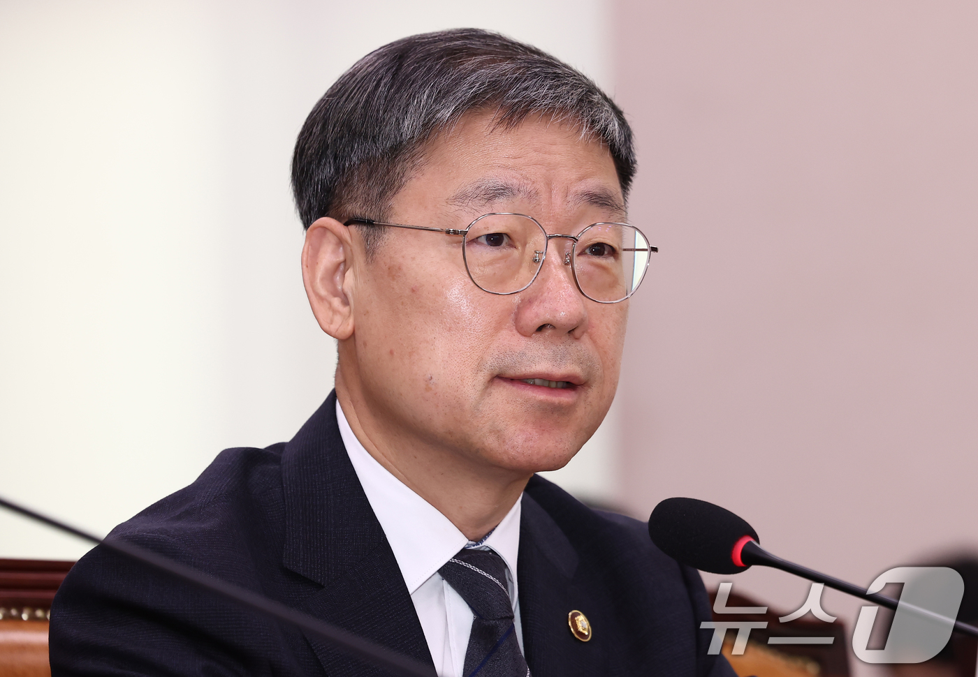 (서울=뉴스1) 김민지 기자 = 노경필 법원행정처장이 27일 오전 서울 여의도 국회에서 열린 법제사법위원회 전체회의에서 의원 질의에 답변하고 있다. 2026.7.27/뉴스1
