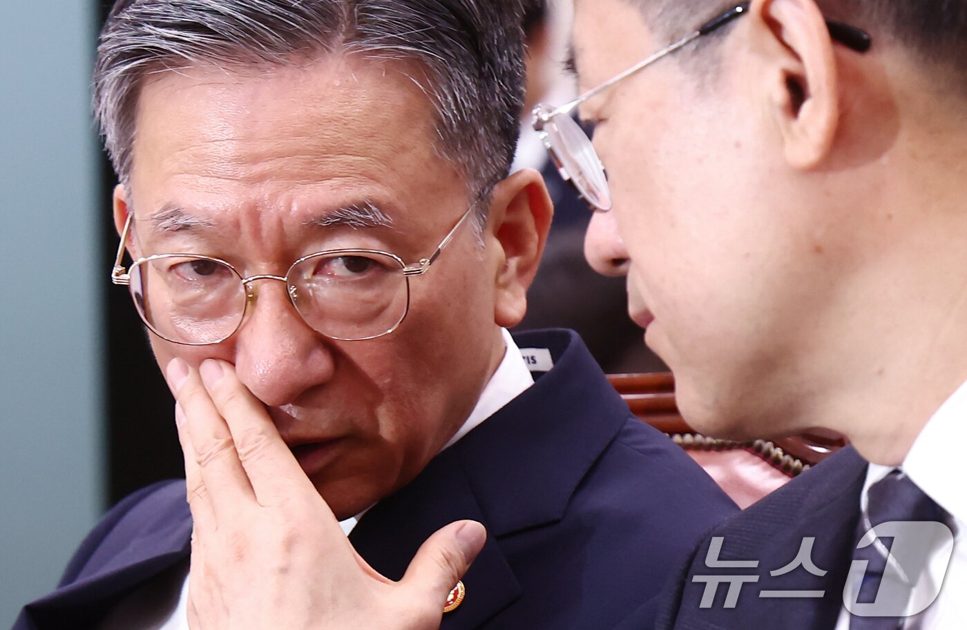본문 이미지 - 정성호 법무부 장관이 27일 오전 서울 여의도 국회에서 열린 법제사법위원회 전체회의에 출석해 노경필 법원행정처장과 대화하고 있다. 2026.7.27 ⓒ 뉴스1 김민지 기자