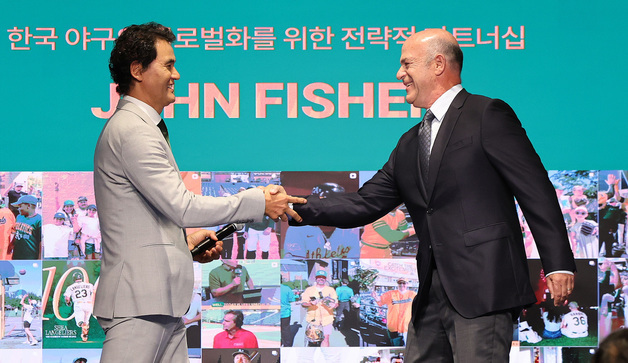 애슬레틱스 구단주와 손 잡은 박찬호