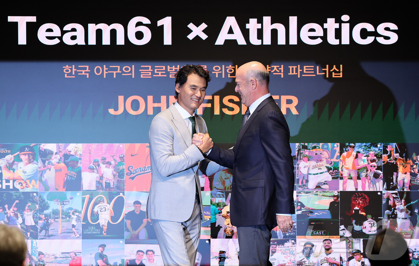 (서울=뉴스1) 박지혜 기자 = 박찬호가 27일 서울 강남구 웨스틴 서울 파르나스 아틀라스홀에서 애슬레틱스(A's)의 전략적 파트너십의 비전을 발표한 뒤 존 피셔 구단주와 인사를 …