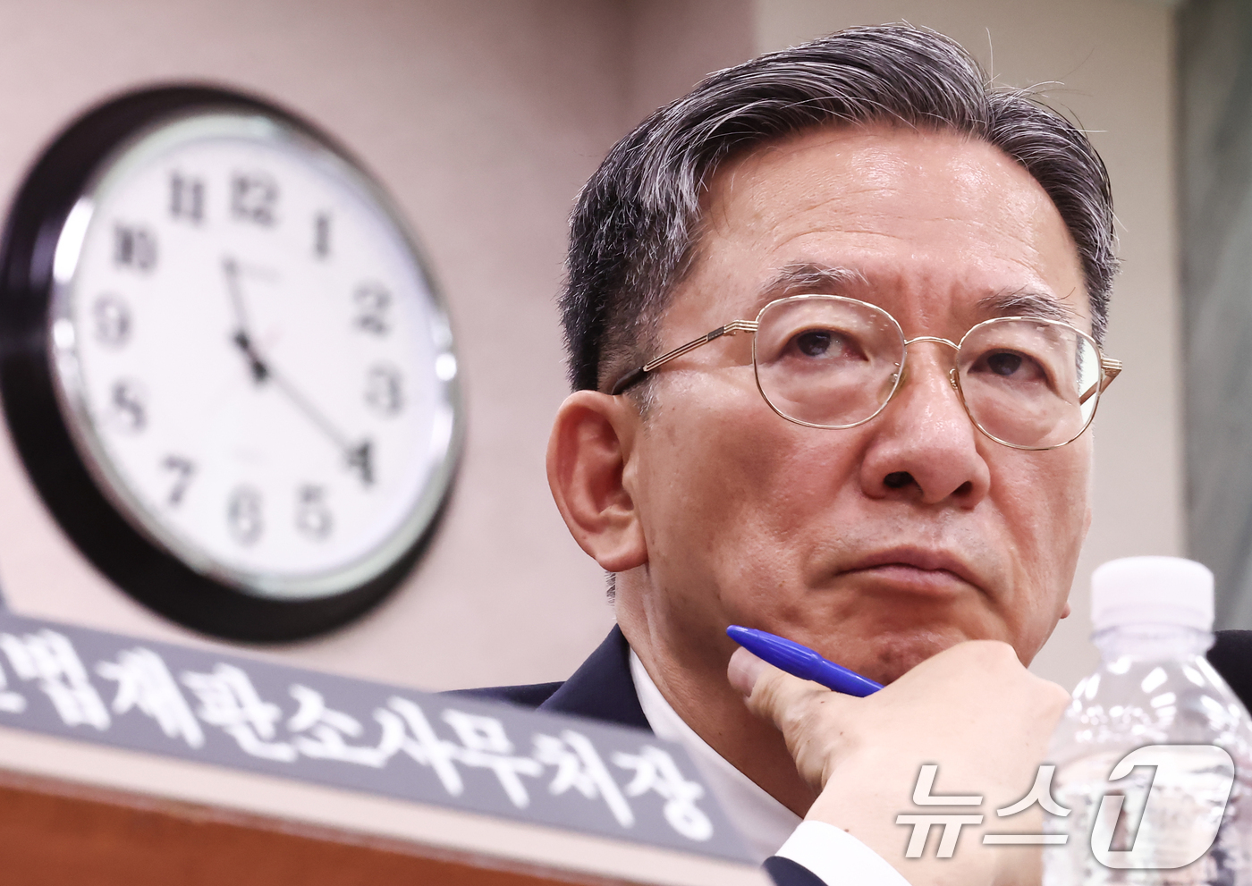 (서울=뉴스1) 김민지 기자 = 정성호 법무부 장관이 27일 오전 서울 여의도 국회에서 열린 법제사법위원회 전체회의에 출석, 생각에 잠겨 있다. 2026.7.27/뉴스1