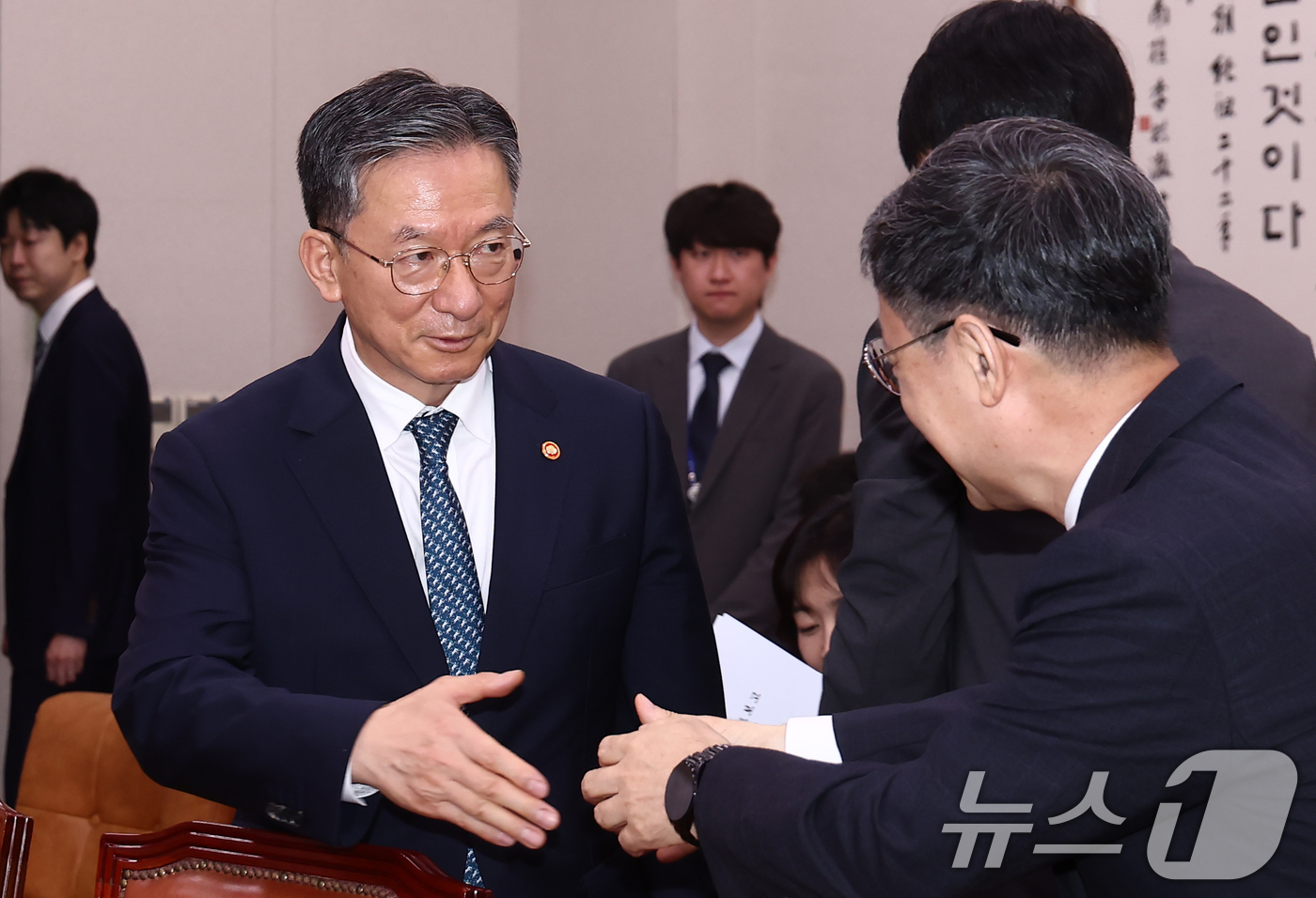 (서울=뉴스1) 김민지 기자 = 정성호 법무부 장관이 27일 오전 서울 여의도 국회에서 열린 법제사법위원회 전체회의에 출석해 노경필 법원행정처장과 인사하고 있다. 2026.7.27 …