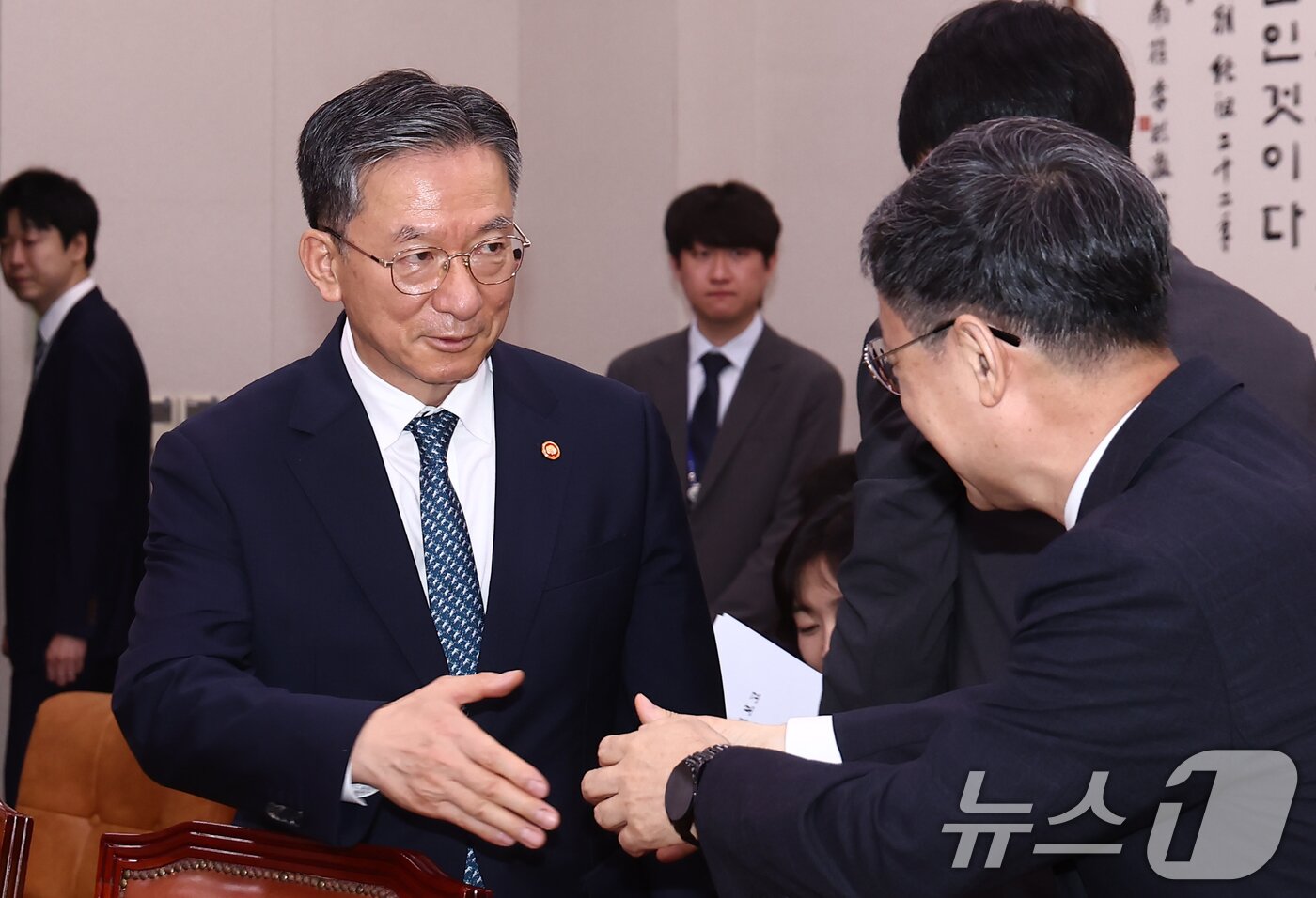 본문 이미지 - 정성호 법무부 장관이 27일 오전 서울 여의도 국회에서 열린 법제사법위원회 전체회의에 출석해 노경필 법원행정처장과 인사하고 있다. 2026.7.27 ⓒ 뉴스1 김민지 기자
