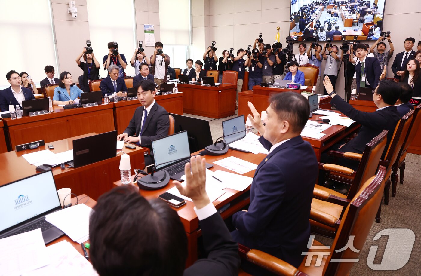 본문 이미지 - 27일 오전 서울 여의도 국회에서 열린 법제사법위원회 전체회의에서 여야 의원들이 거수표결을 하고 있다. 2026.7.27 ⓒ 뉴스1 김민지 기자