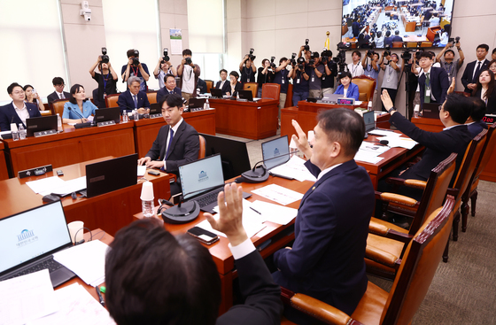 여야 전원 참석한 법사위 개의