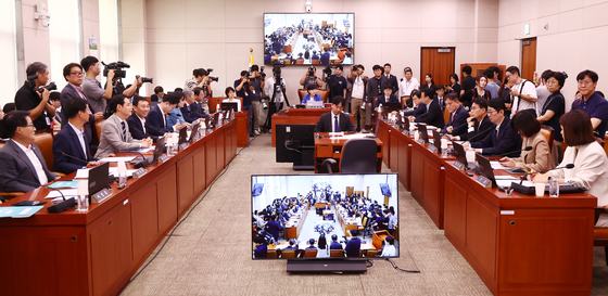 마주 앉은 여야 법사위원들