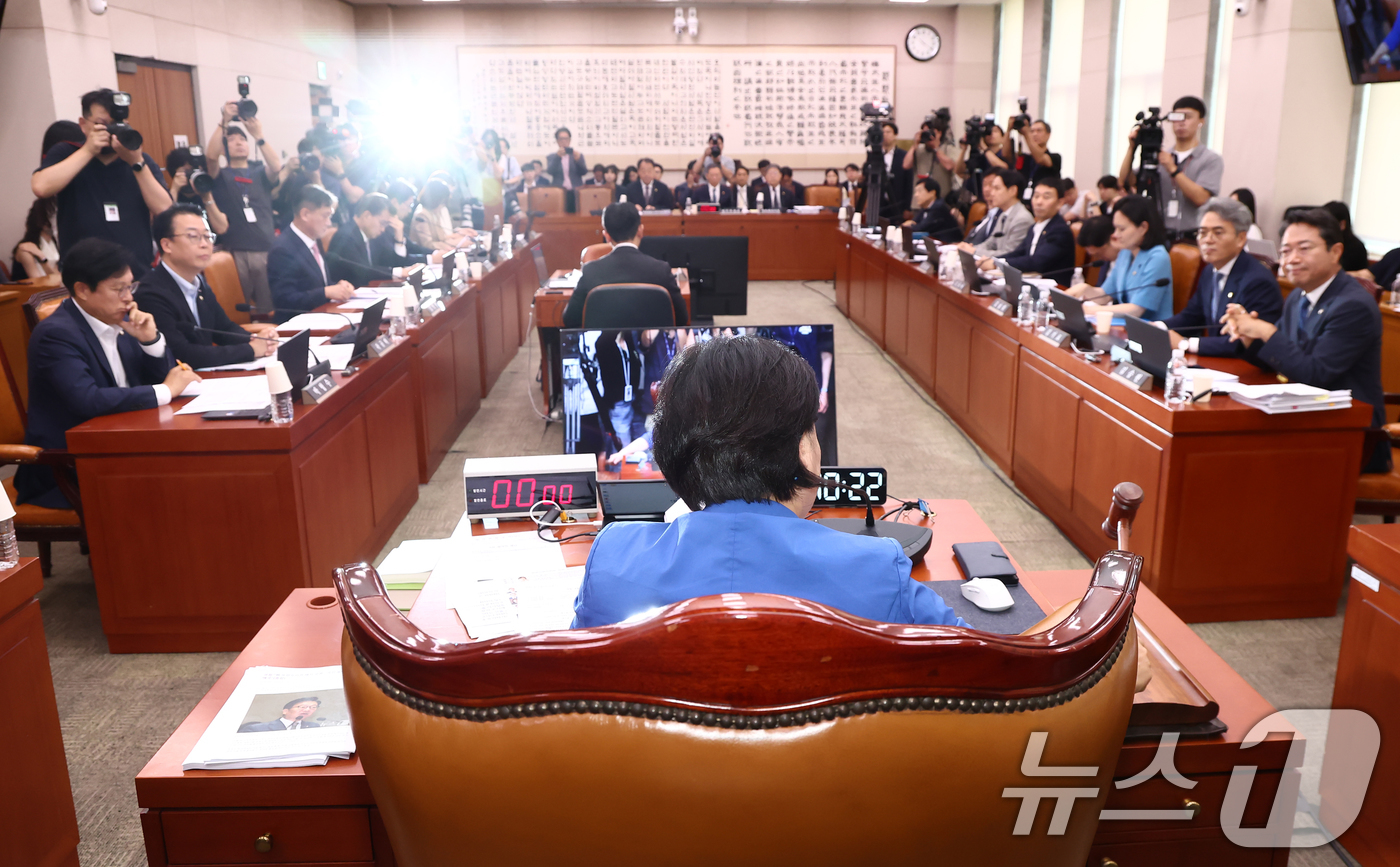 (서울=뉴스1) 김민지 기자 = 서영교 국회 법제사법위원장이 27일 오전 서울 여의도 국회에서 열린 법제사법위원회 전체회의에서 의사봉을 두드리고 있다. 2026.7.27/뉴스1