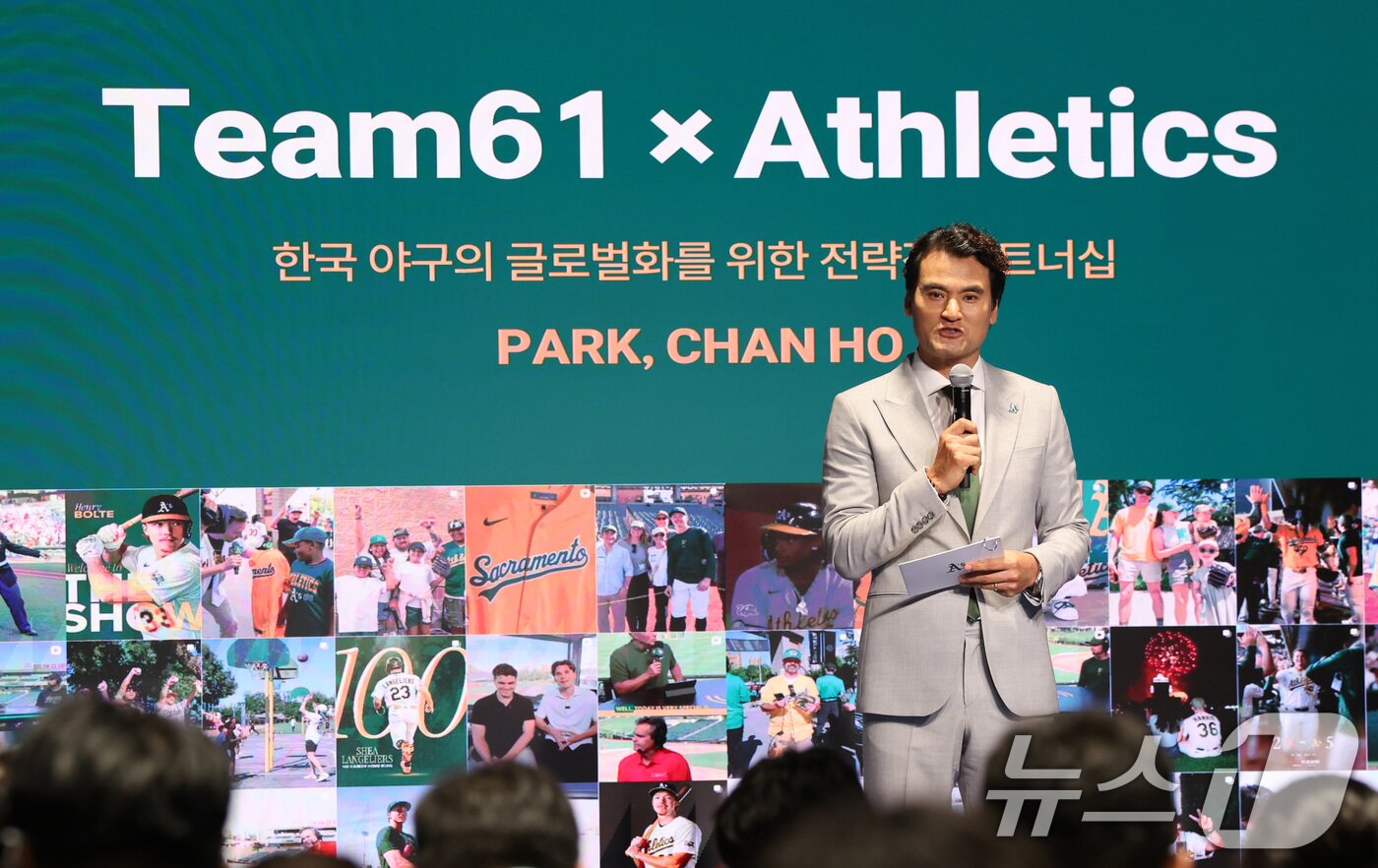 본문 이미지 - 박찬호가 27일 서울 강남구 웨스틴 서울 파르나스 아틀라스홀에서 애슬레틱스(A's)의 전략적 파트너십의 비전을 발표하고 있다. 이날 박찬호를 중심으로 결성된 투자 컨소시엄 'Team61'은 메이저리그 구단 라스베이거스 애슬레틱스(Las Vegas Athletics)와 전략적 파트너십을 체결하고, 총 7,000만 달러 규모를 투자하기로 했다. 현재까지 5,500만 달러의 투자가 완료됐으며, 나머지 1,500만 달러는 메이저리그 승인을 거쳐 최종 투자될 예정이다. 2026.7.27 ⓒ 뉴스1 박지혜 기자