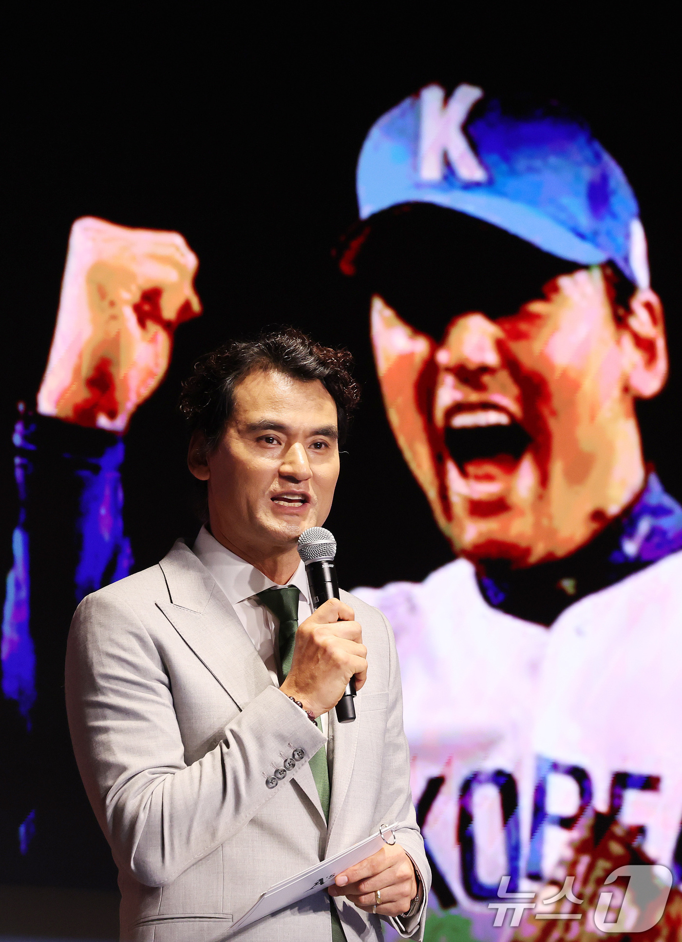 (서울=뉴스1) 박지혜 기자 = 박찬호가 27일 서울 강남구 웨스틴 서울 파르나스 아틀라스홀에서 애슬레틱스(A's)의 전략적 파트너십의 비전을 발표하고 있다.이날 박찬호를 중심으로 …