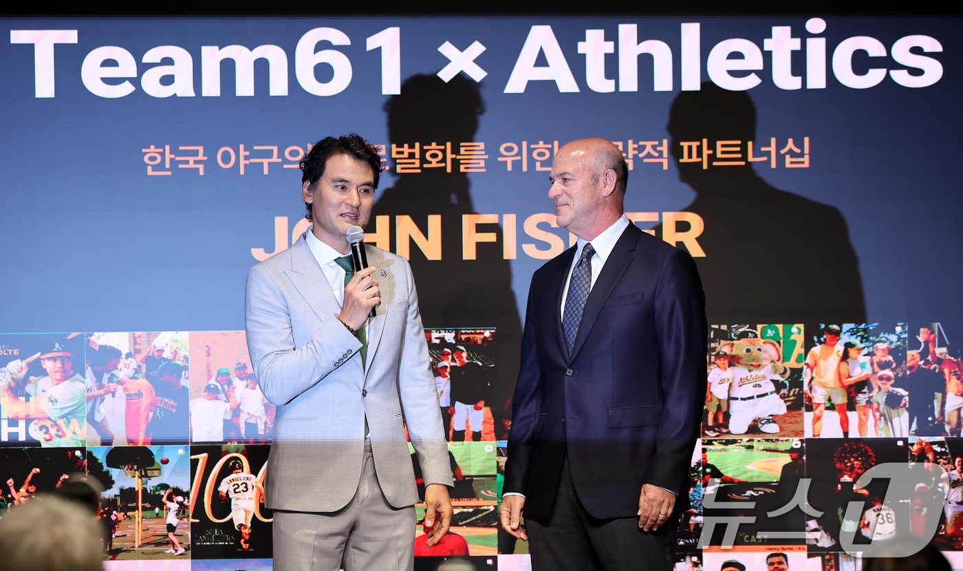 (서울=뉴스1) 박지혜 기자 = 박찬호가 27일 서울 강남구 웨스틴 서울 파르나스 아틀라스홀에서 애슬레틱스(A's)의 전략적 파트너십의 비전을 발표하고 있다. 오른쪽은 존 피셔 애 …