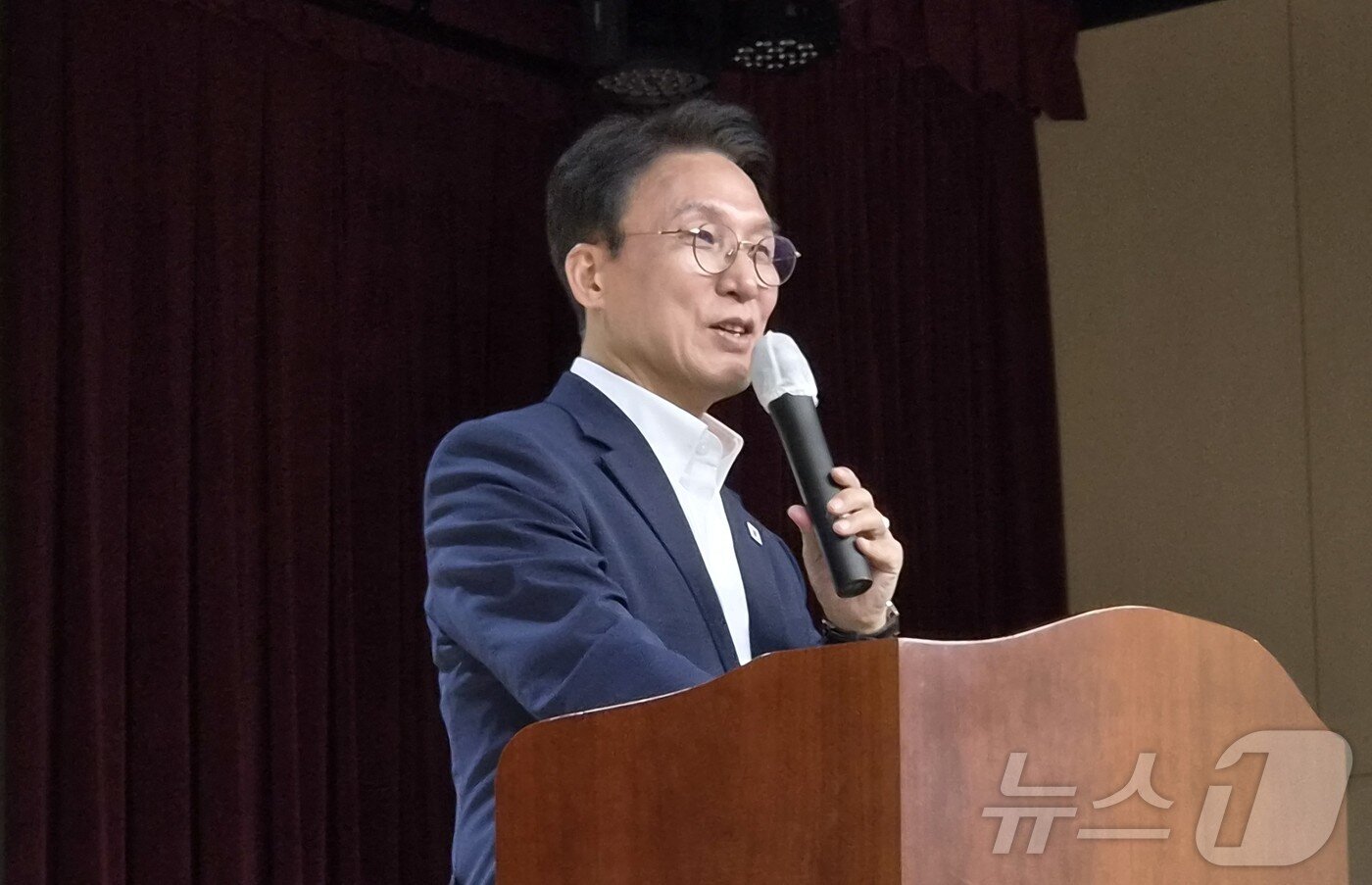 본문 이미지 - 김민석 더불어민주당 대표 후보가 27일 청주시도시재생허브센터에서 열린 충북 당원간담회에서 강연하고 있다. 2026.7.27 ⓒ 뉴스1 임양규 기자