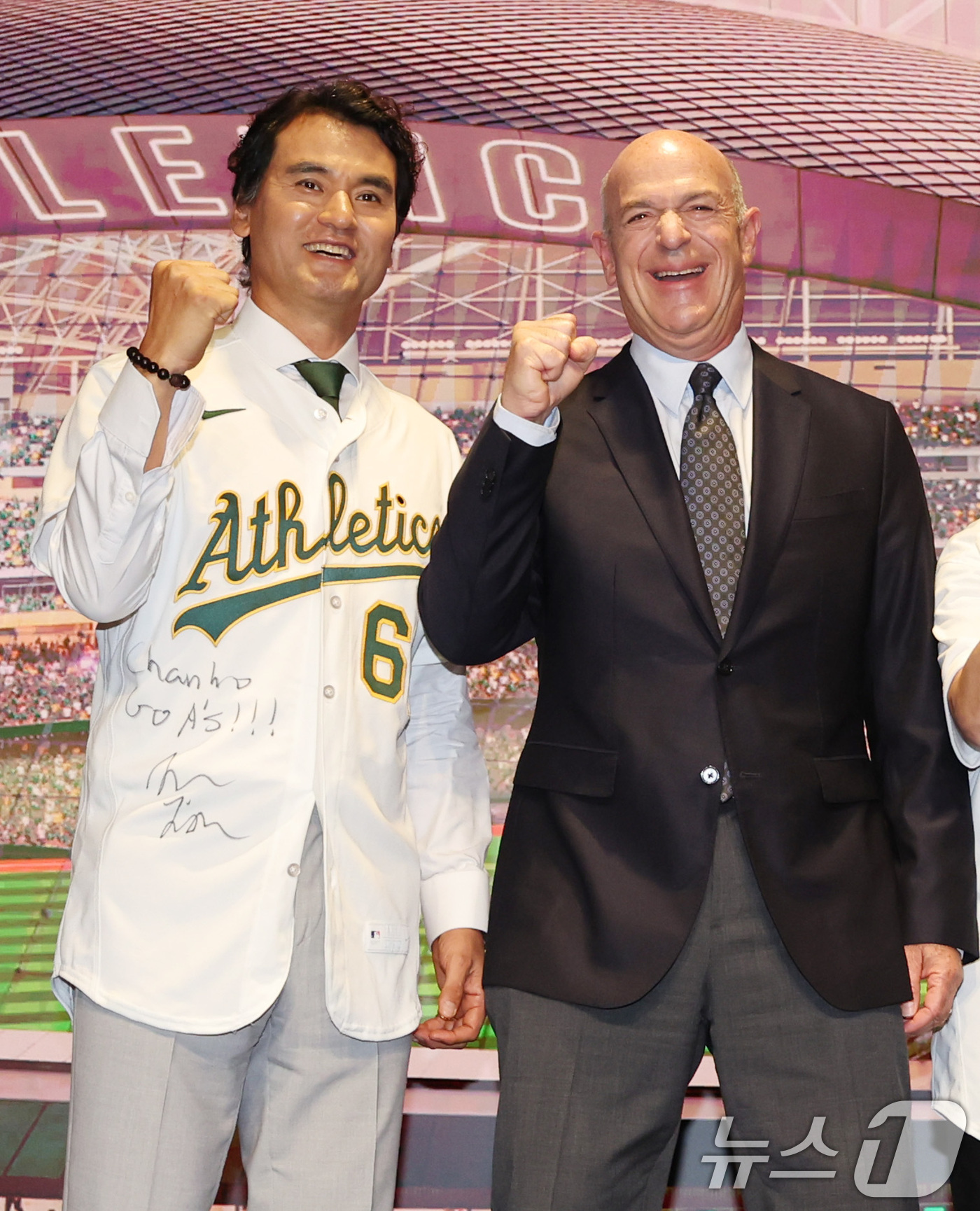 (서울=뉴스1) 박지혜 기자 = 박찬호와 존 피셔 MLB 애슬레틱스 구단주가 27일 서울 강남구 웨스틴 서울 파르나스 아틀라스홀에서 열린 Team61-애슬레틱스 전략적 파트너쉽 컨 …