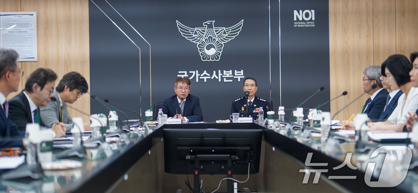 (서울=뉴스1) = 27일 오전 서울 서대문구 경찰청 국가수사본부 회의실에서 열린 '경찰 수사 신뢰 제고를 위한 쇄신 태스크포스(TF)' 첫 회의가 진행되고 있다.TF 위원장은 김 …