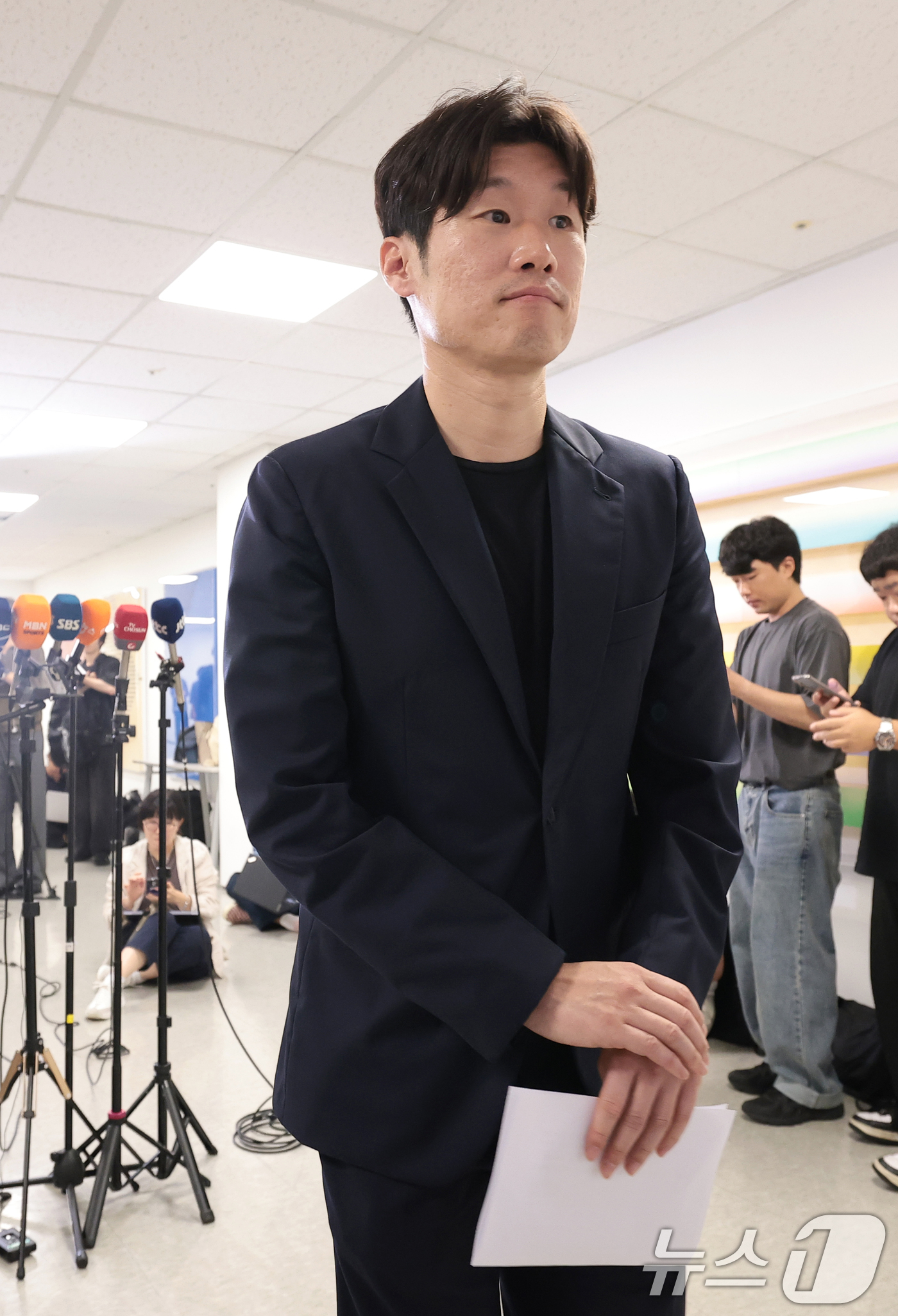 (서울=뉴스1) 권현진 기자 = 박지성 K-축구혁신위원회 공동위원장이 27일 서울시 종로구 국립현대미술관 대회의실에서 열린 K-축구 혁신위원회 4차 회의를 마친 뒤 이동하고 있다. …