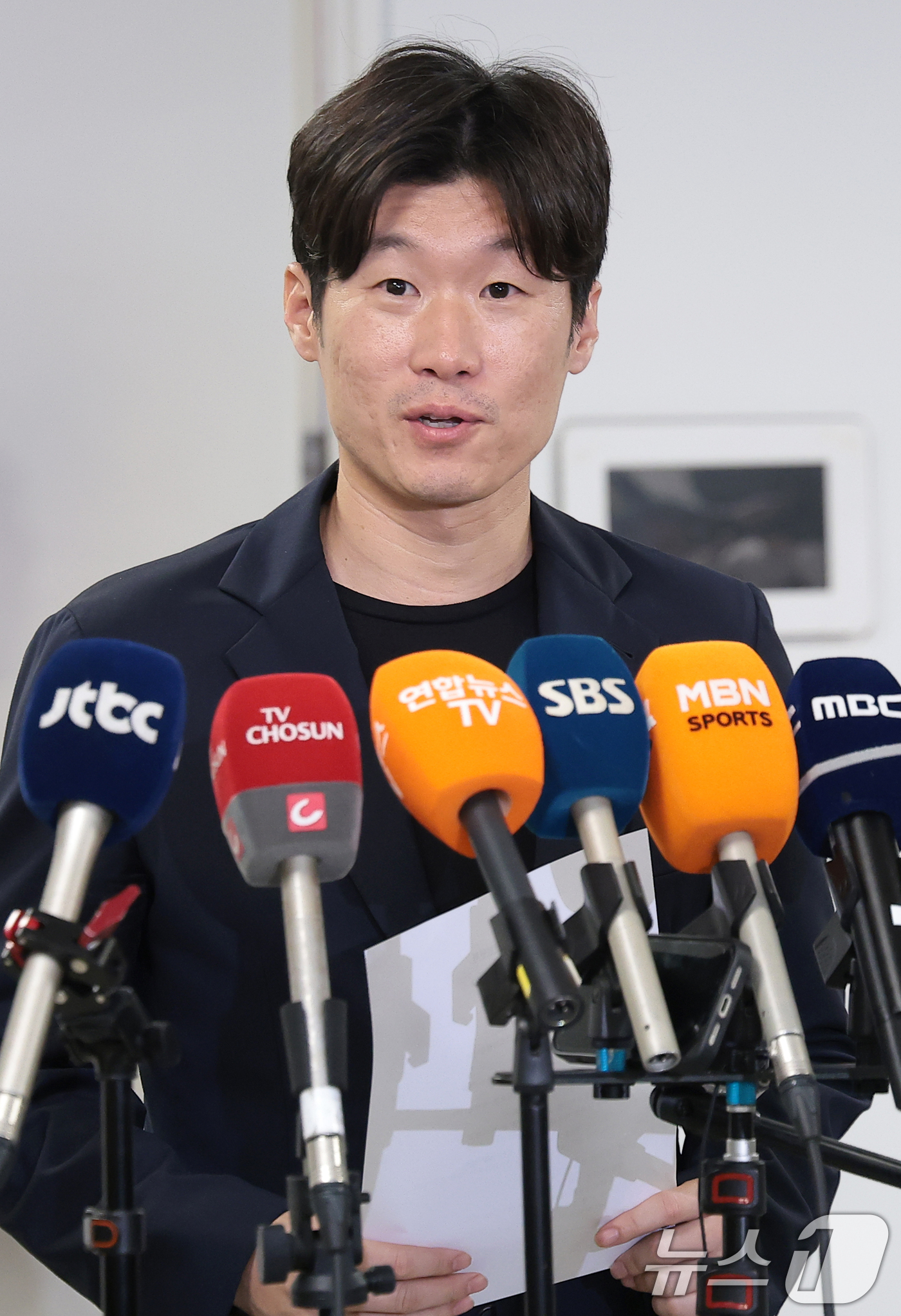 (서울=뉴스1) 권현진 기자 = 박지성 K-축구혁신위원회 공동위원장이 27일 서울시 종로구 국립현대미술관 대회의실에서 열린 K-축구 혁신위원회 4차 회의를 마친 뒤 브리핑을 하고 …