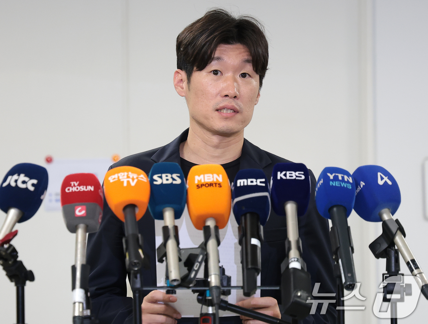 (서울=뉴스1) 권현진 기자 = 박지성 K-축구혁신위원회 공동위원장이 27일 서울시 종로구 국립현대미술관 대회의실에서 열린 K-축구 혁신위원회 4차 회의를 마친 뒤 브리핑을 하고 …