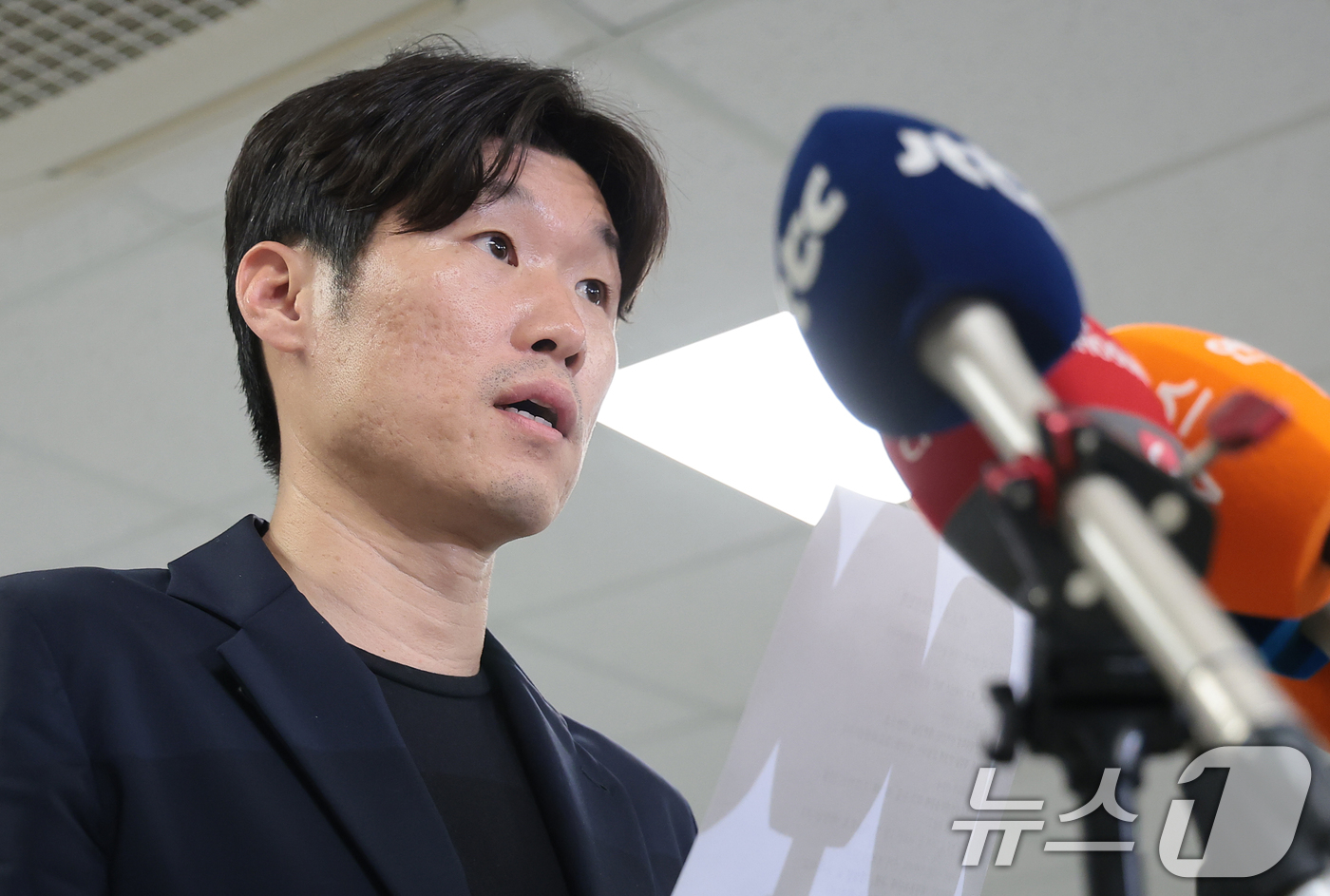 (서울=뉴스1) 권현진 기자 = 박지성 K-축구혁신위원회 공동위원장이 27일 서울시 종로구 국립현대미술관 대회의실에서 열린 K-축구 혁신위원회 4차 회의를 마친 뒤 브리핑을 하고 …