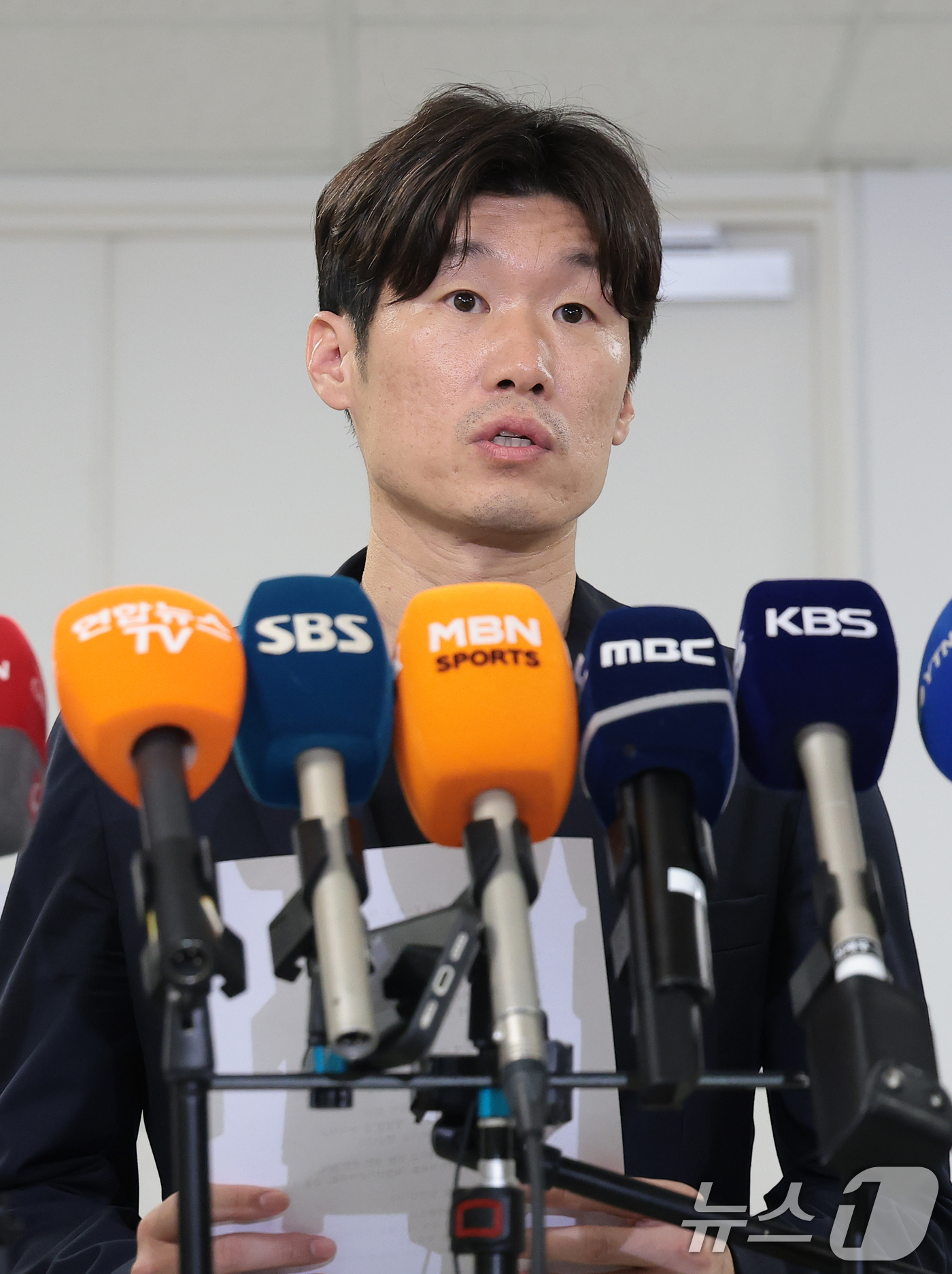 (서울=뉴스1) 권현진 기자 = 박지성 K-축구혁신위원회 공동위원장이 27일 서울시 종로구 국립현대미술관 대회의실에서 열린 K-축구 혁신위원회 4차 회의를 마친 뒤 브리핑을 하고 …