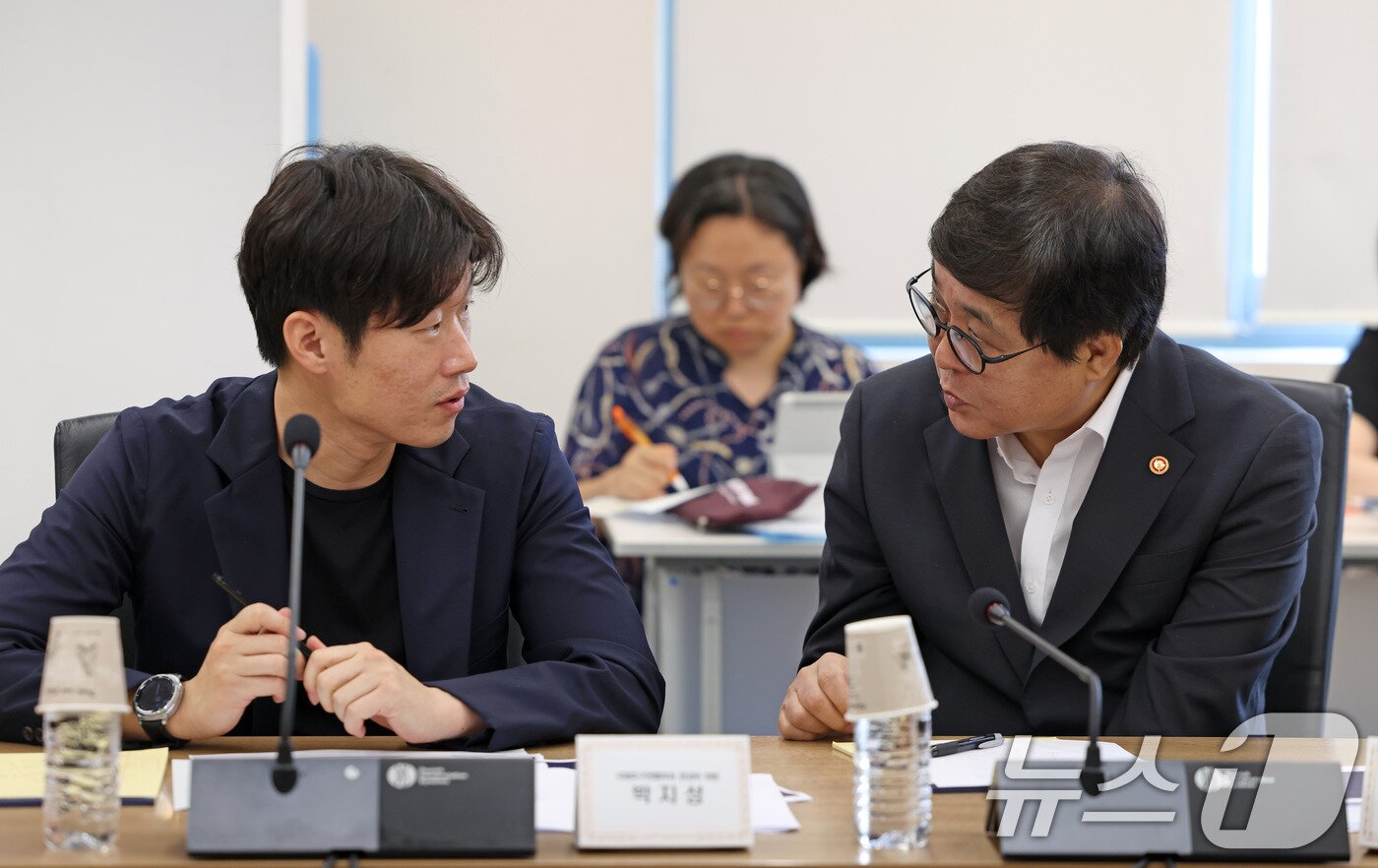 본문 이미지 - 최휘영 문화체육관광부 장관(오른쪽) (문화체육관광부 제공. 재판매 및 DB금지) 2026.7.27 ⓒ 뉴스1