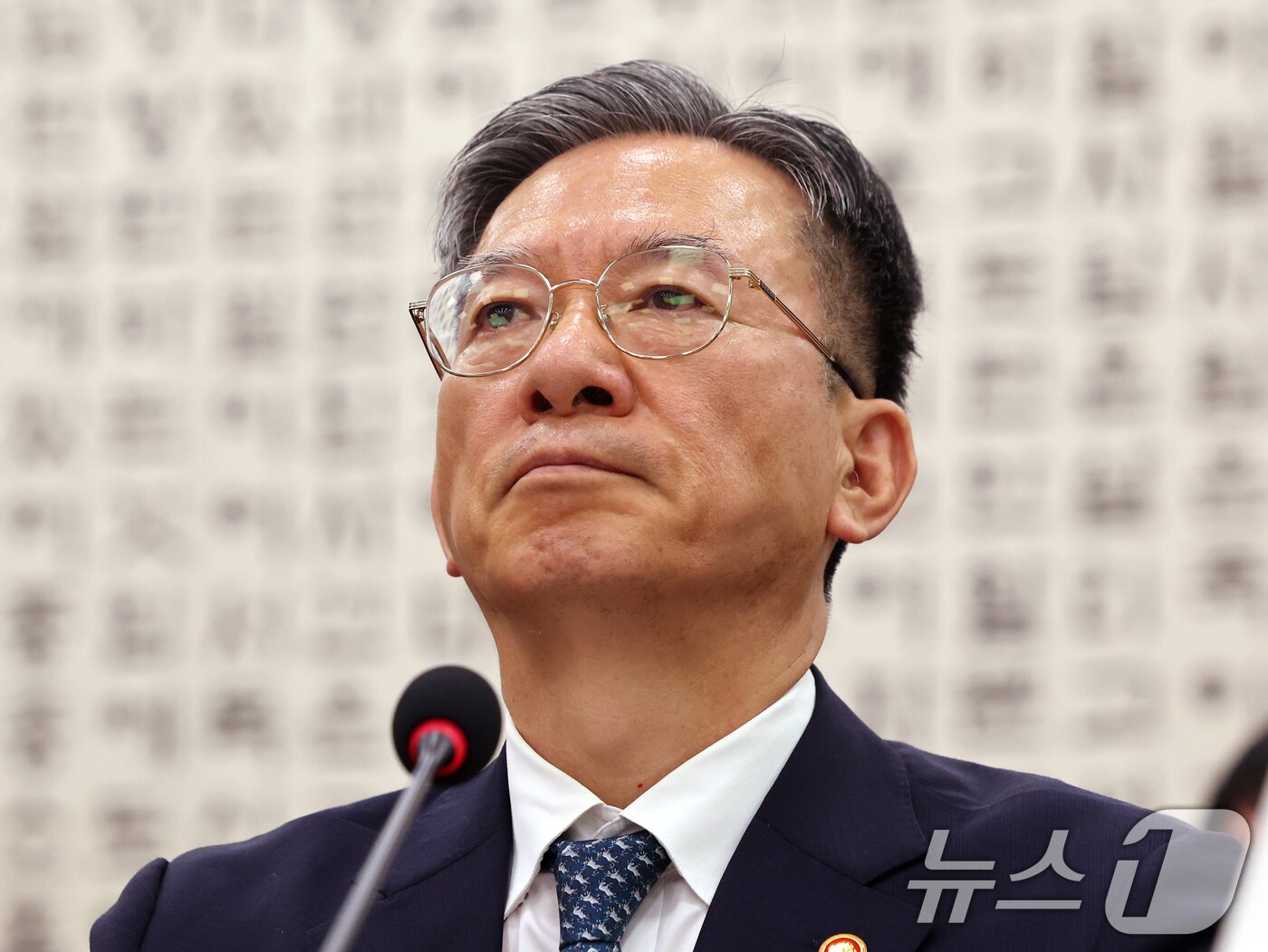 본문 이미지 - 정성호 법무부 장관이 27일 오전 서울 여의도 국회에서 열린 법제사법위원회 전체회의에서 생각에 잠겨 있다. 2026.7.27 ⓒ 뉴스1 황기선 기자