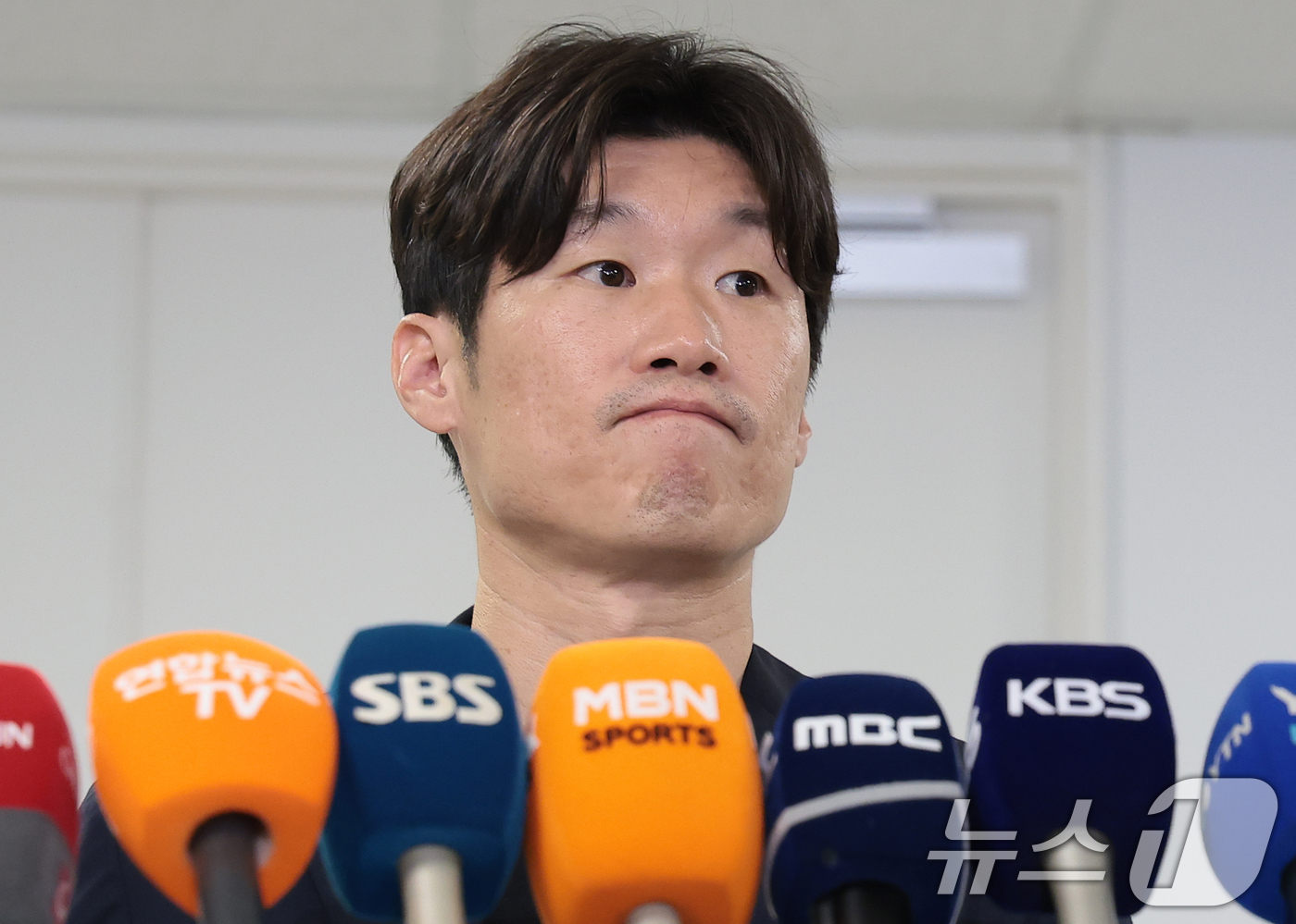 (서울=뉴스1) 권현진 기자 = 박지성 K-축구혁신위원회 공동위원장이 27일 서울시 종로구 국립현대미술관 대회의실에서 열린 K-축구 혁신위원회 4차 회의를 마친 뒤 브리핑 후 취재 …