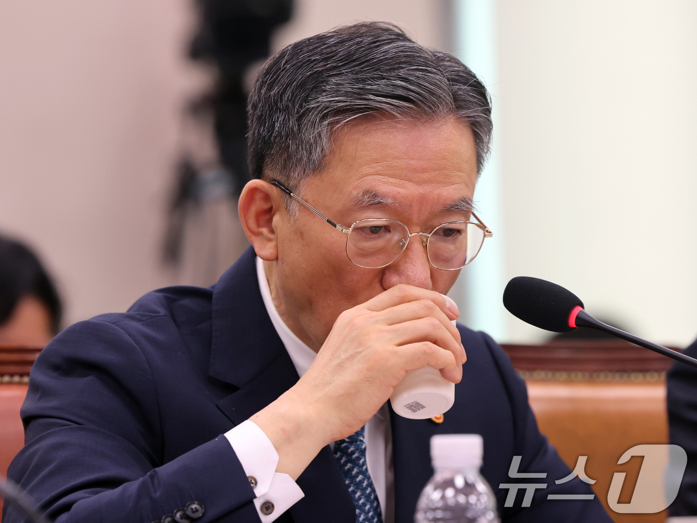 (서울=뉴스1) 황기선 기자 = 정성호 법무부 장관이 27일 오전 서울 여의도 국회에서 열린 법제사법위원회 전체회의에서 물을 마시고 있다.  2026.7.27/뉴스1