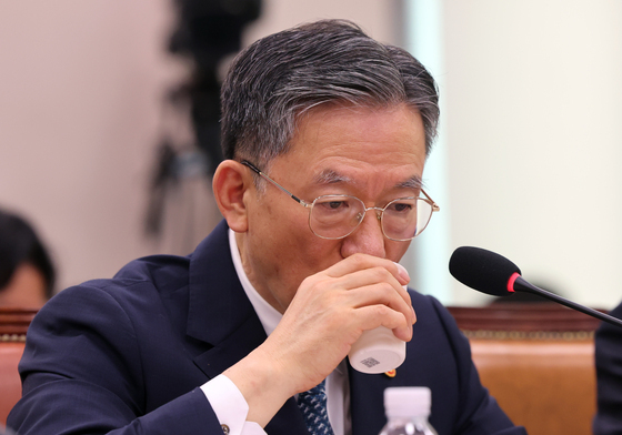 물 마시는 정성호 장관