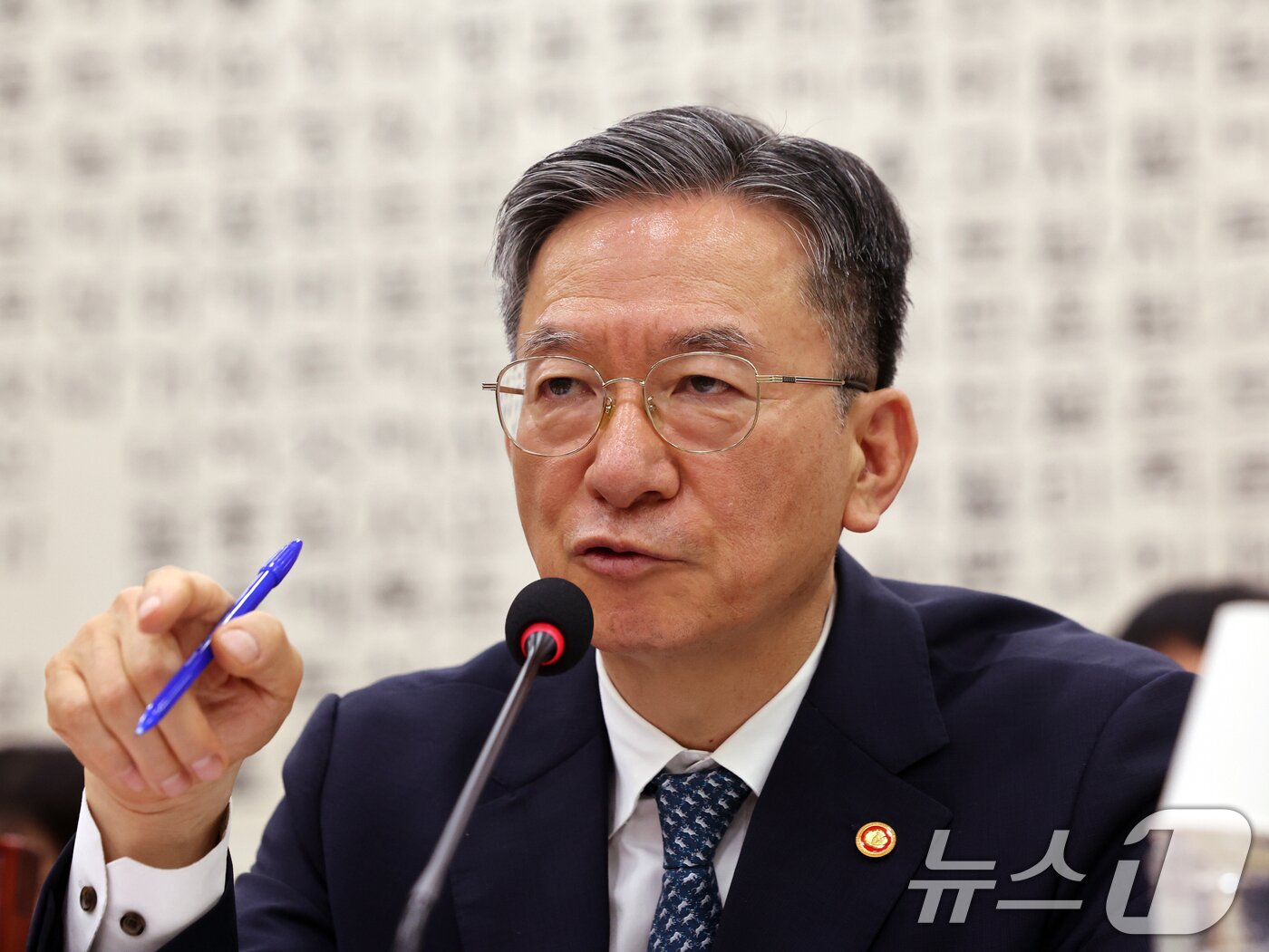 본문 이미지 - 정성호 법무부 장관이 27일 오전 서울 여의도 국회에서 열린 법제사법위원회 전체회의에서 의원 질의에 답하고 있다. 2026.7.27 ⓒ 뉴스1 황기선 기자