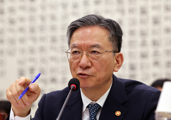 답변하는 정성호 장관