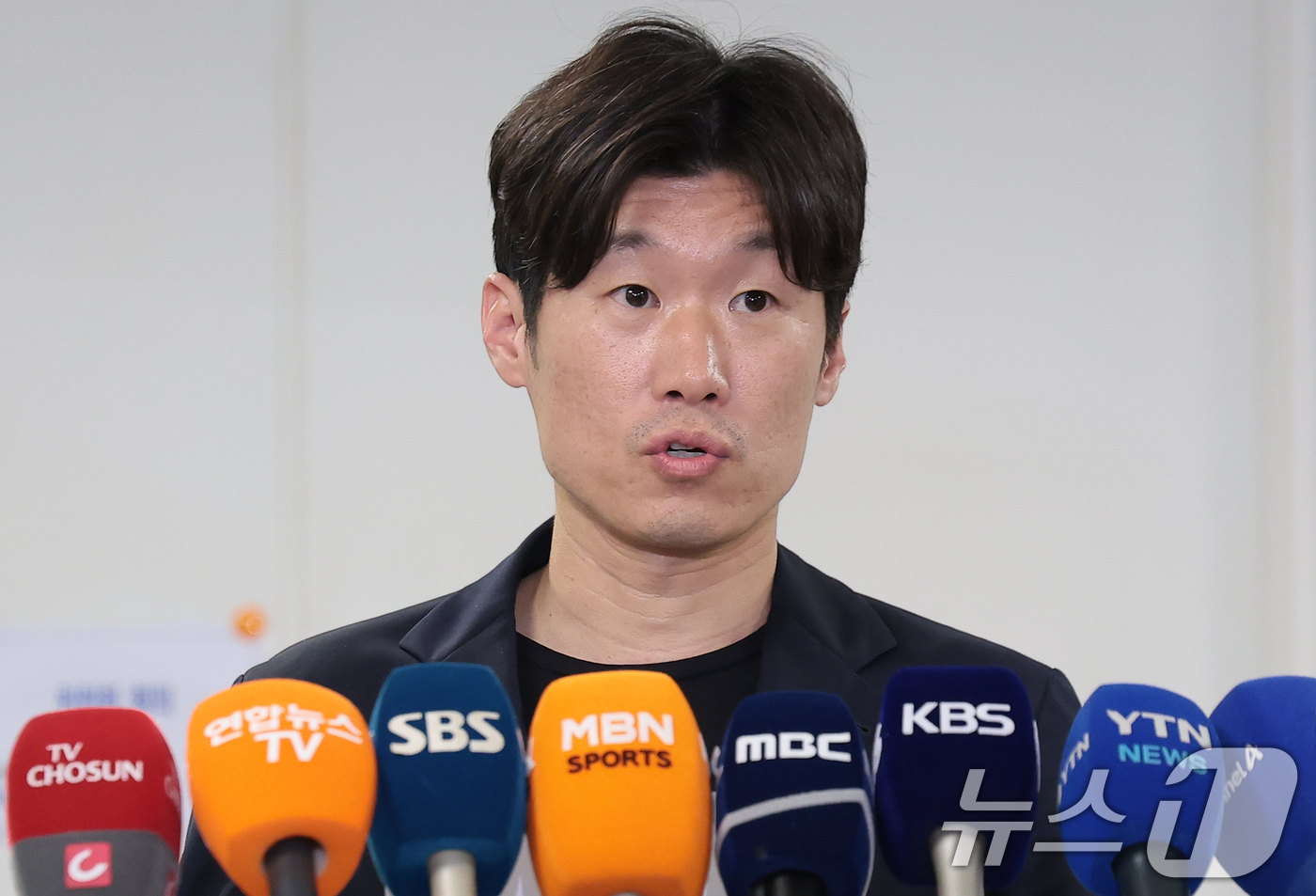 (서울=뉴스1) 권현진 기자 = 박지성 K-축구혁신위원회 공동위원장이 27일 서울시 종로구 국립현대미술관 대회의실에서 열린 K-축구 혁신위원회 4차 회의를 마친 뒤 브리핑을 하고 …