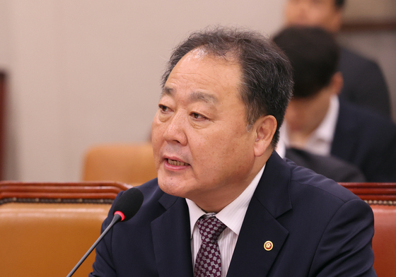 질의에 답하는 손인혁 헌재 사무처장