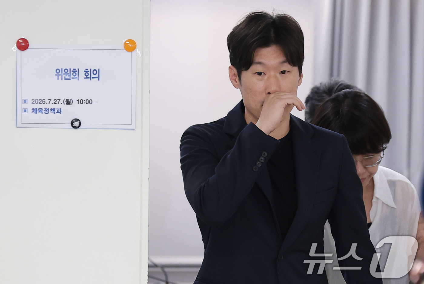(서울=뉴스1) 권현진 기자 = 박지성 K-축구혁신위원회 공동위원장이 27일 서울시 종로구 국립현대미술관 대회의실에서 열린 K-축구 혁신위원회 4차 회의를 마친 뒤 브리핑을 위해 …