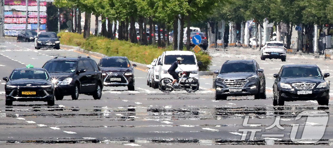 (대구=뉴스1) 공정식 기자 = 폭염이 계속된 27일 대구 수성구 수성못 인근 도로에 오전부터 아지랑이가 피어오르고 있다. 2026.7.27/뉴스1