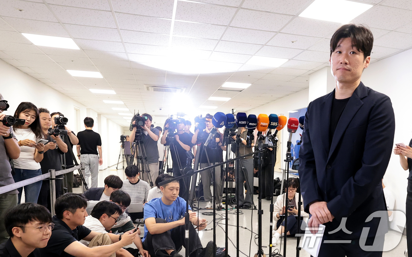 (서울=뉴스1) 권현진 기자 = 박지성 K-축구혁신위원회 공동위원장이 27일 서울시 종로구 국립현대미술관 대회의실에서 열린 K-축구 혁신위원회 4차 회의 브리핑을 마친 뒤 이동하고 …
