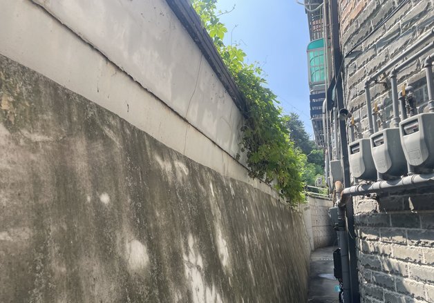 장마 전 '붕괴 위험' 민원…수원화성 인근 빌라 담장 긴급 철거